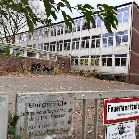 Auf dem Bild ist der Schulhof und ein Gebäudeteil der Burgschule zu sehen.