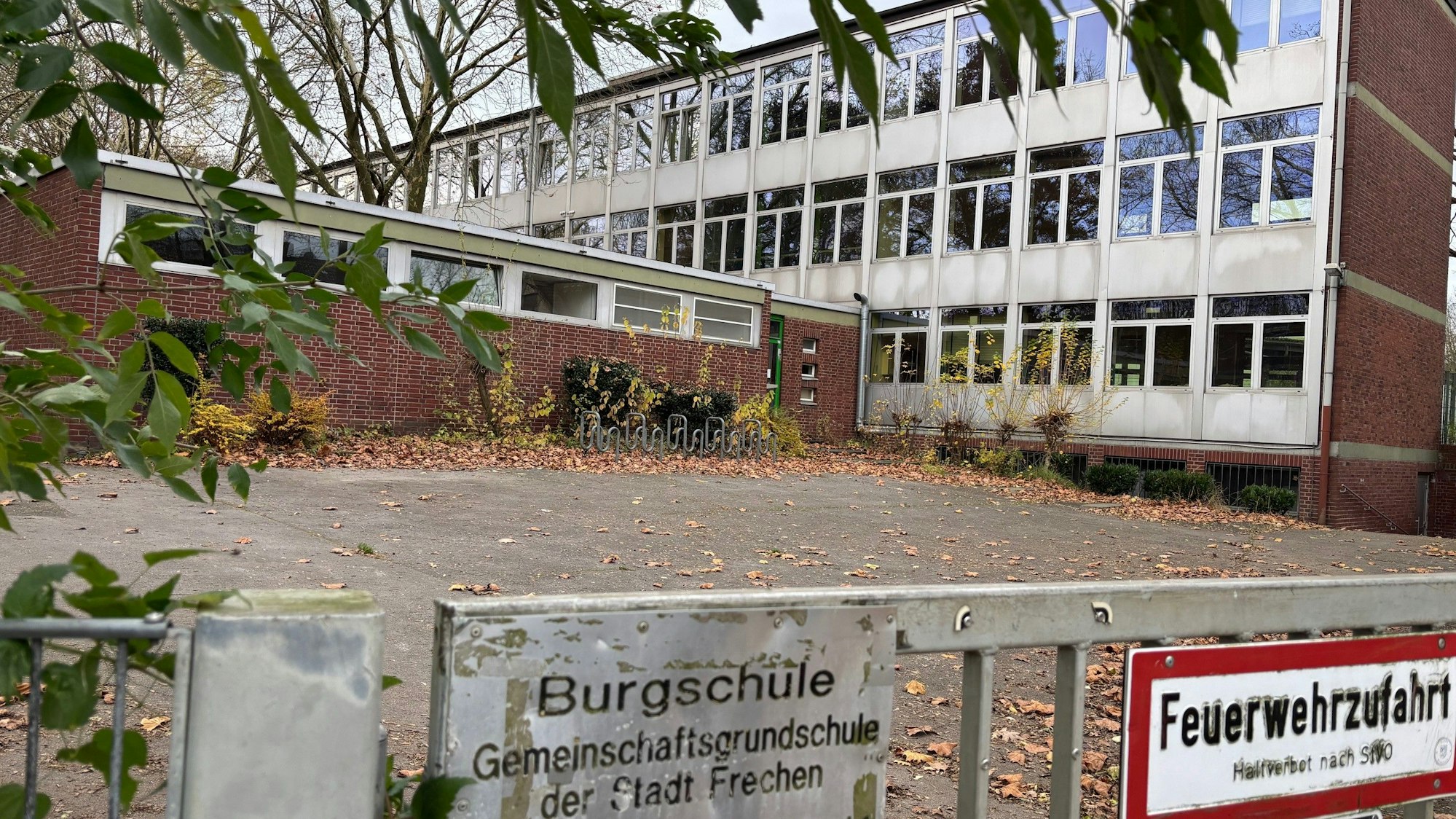 Auf dem Bild ist ein Schulgebäude zu sehen.