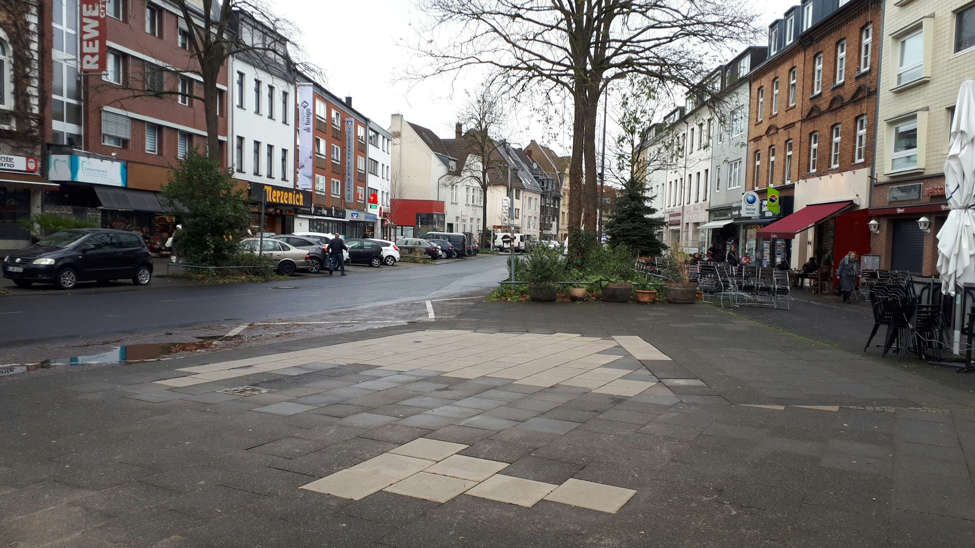 Blick auf eine mit neuen Gehwegplatten versehene freie Fläche an einer Geschäftsstraße