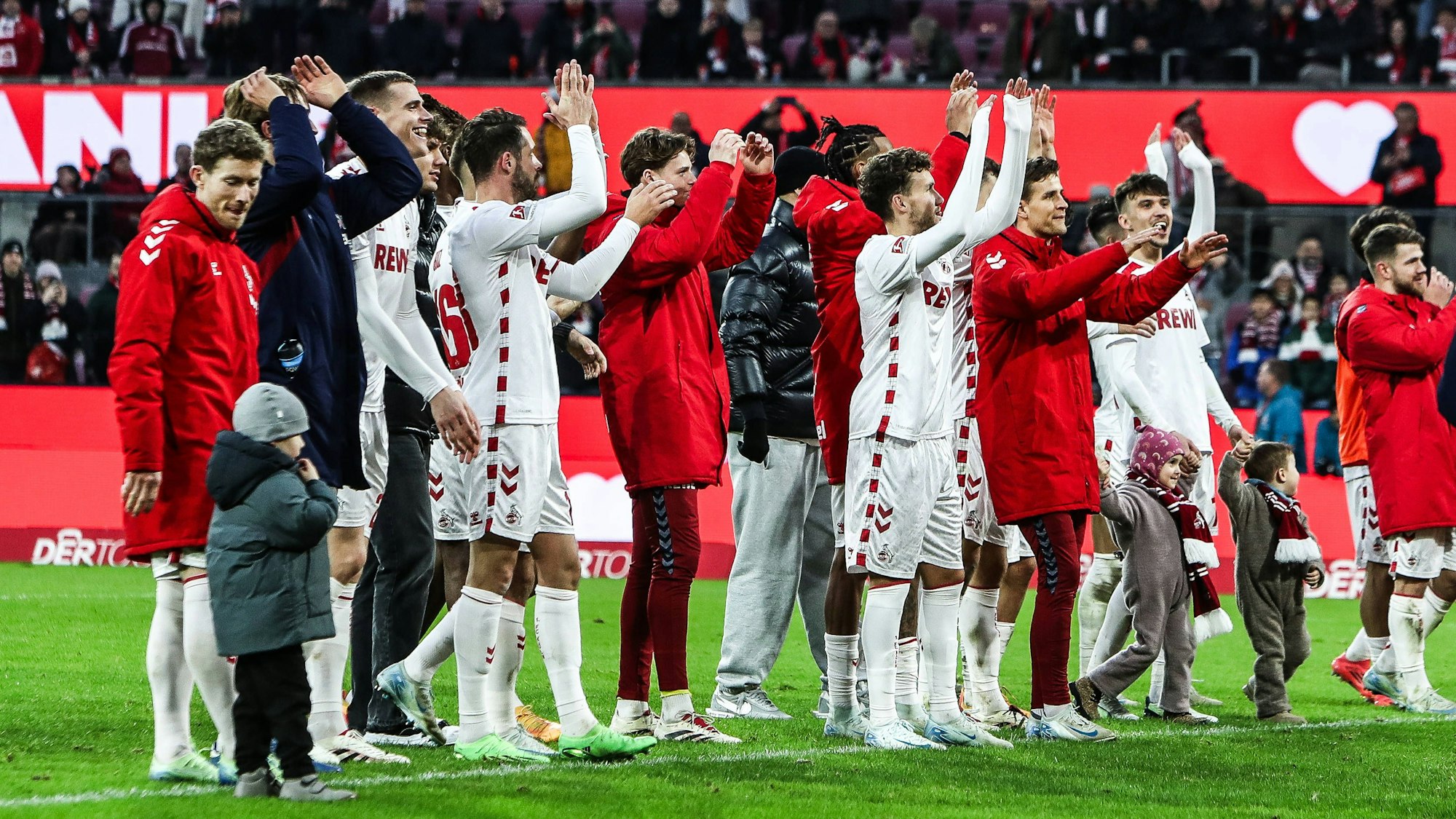 Die Spieler vom 1.FC Köln bedanken sich nach dem Spiel bei den Fans.