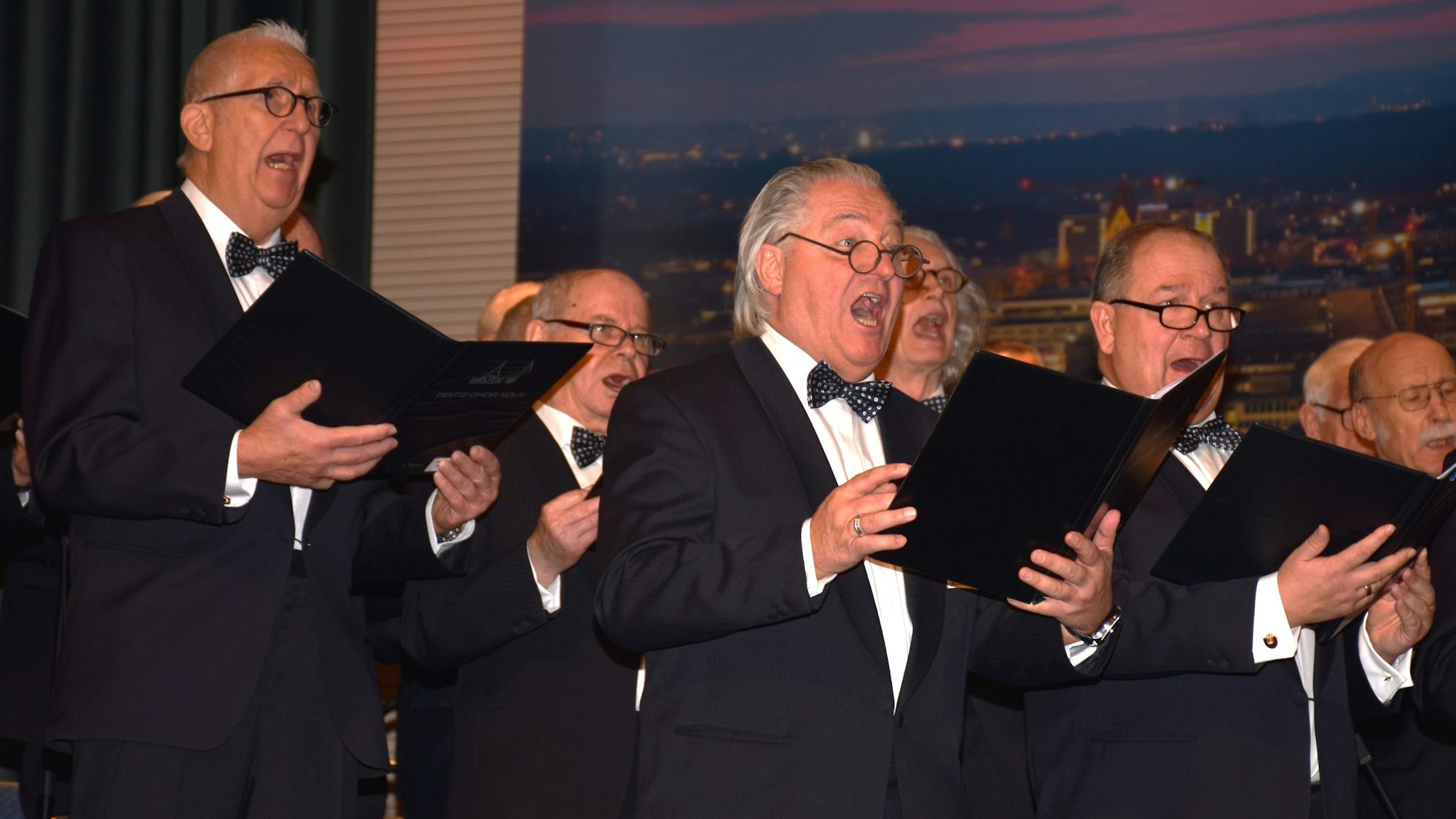 Der Deutz-Chor im Gürzenich begeisterte bei seinen vorweihnachtlichen Konzerten mit kölschen Liedern.
