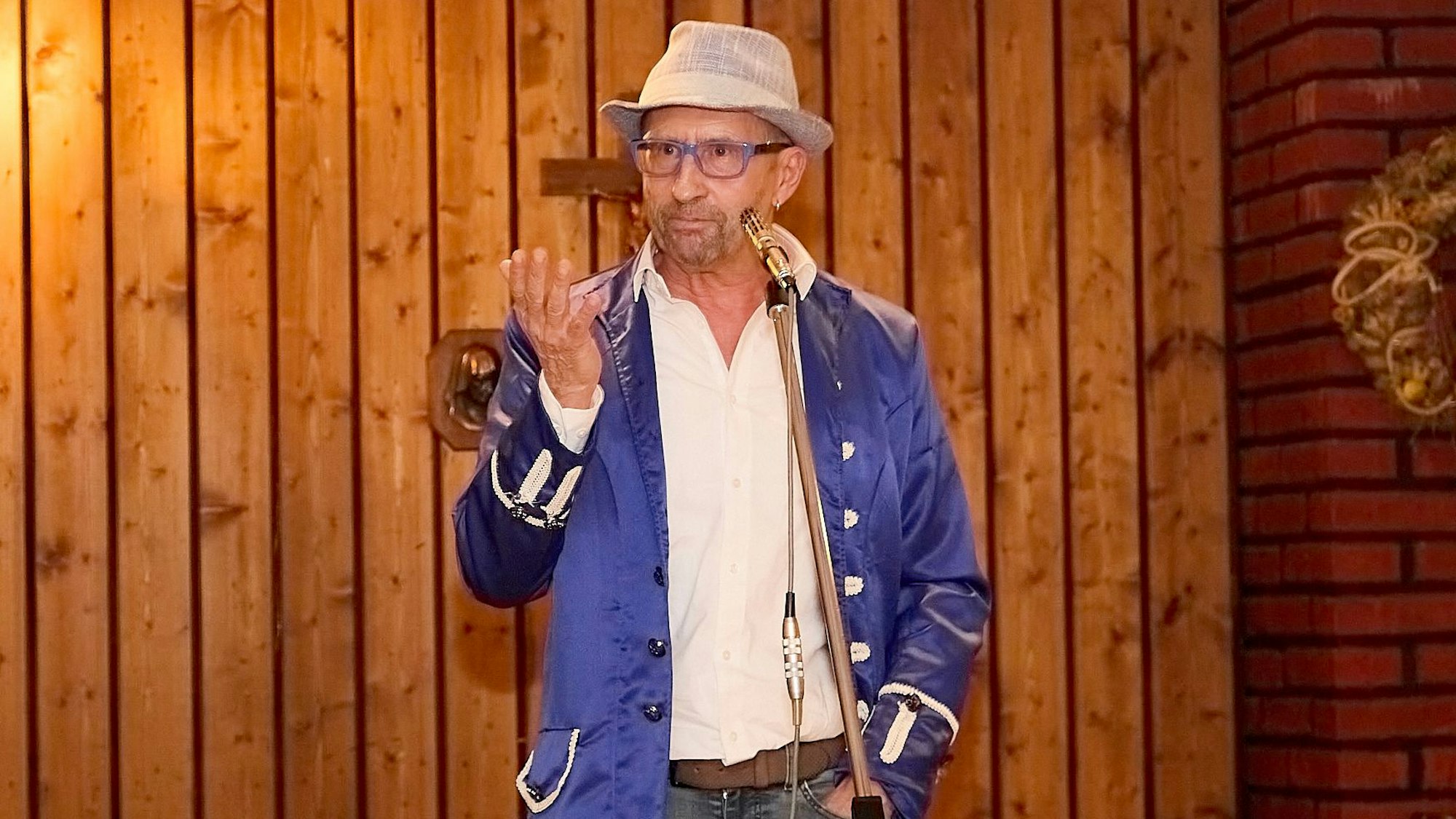 Heinz-Bert Weimbs trägt bei seinem Auftritt als „D'r Anger Mann“ einen blauen Kittel und einen Hut.