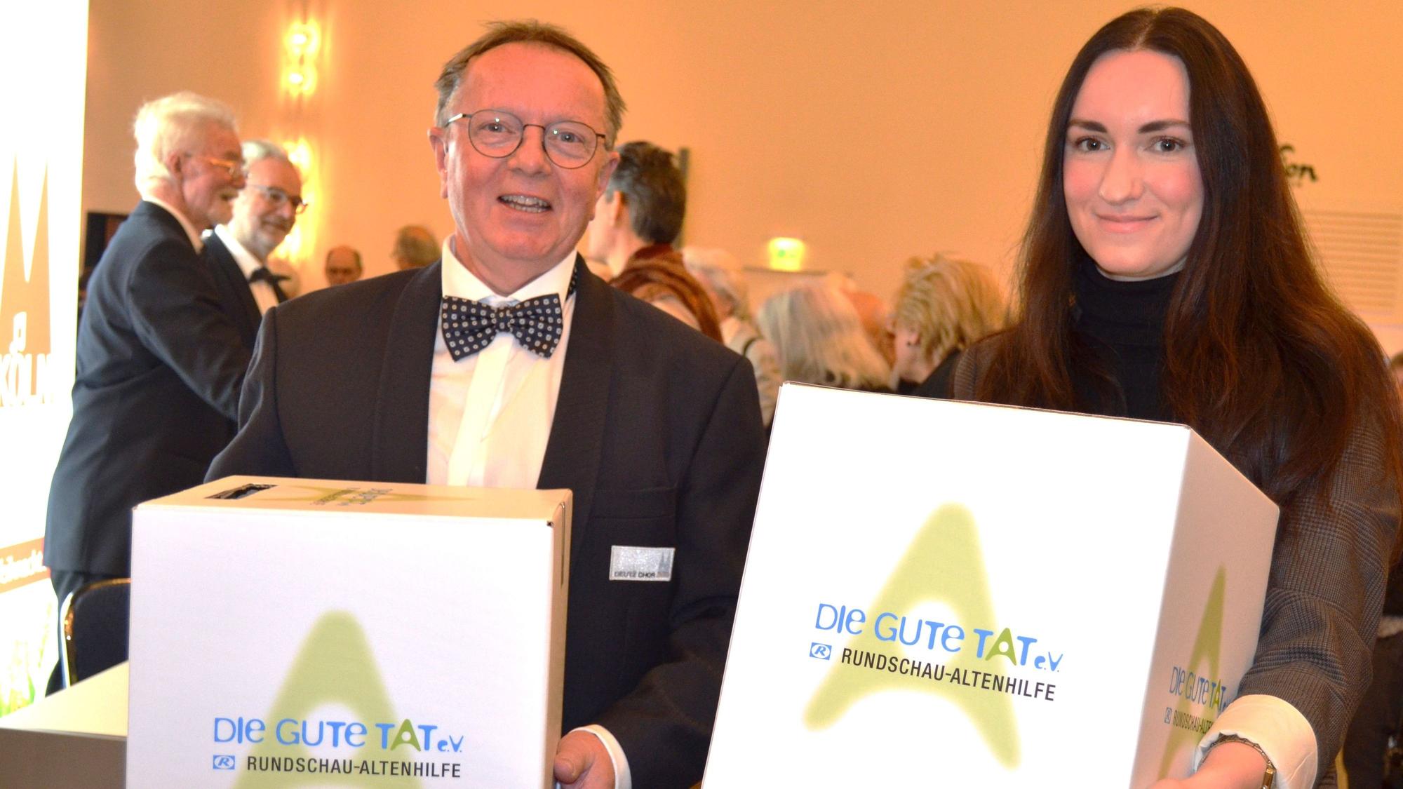 Altenhilfe Nina Topham von der Rundschau-Altenhilfe und Uli Wittelmann vom Deutz-Chor sammelten für DIE GUTE TAT beim Weihnachtskonzert 2024 des Deutz-Chores