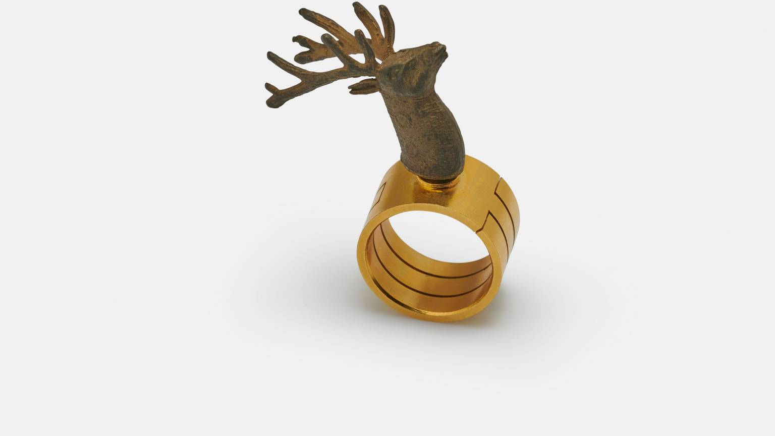 Dieter Roths "Zoo-Ring" gehört zu einer Kiste, in der diverse Tierköpfe liegen, die je nach Lust und Laune auf den Ring geschraubt werden können, Hamburg, 1975.