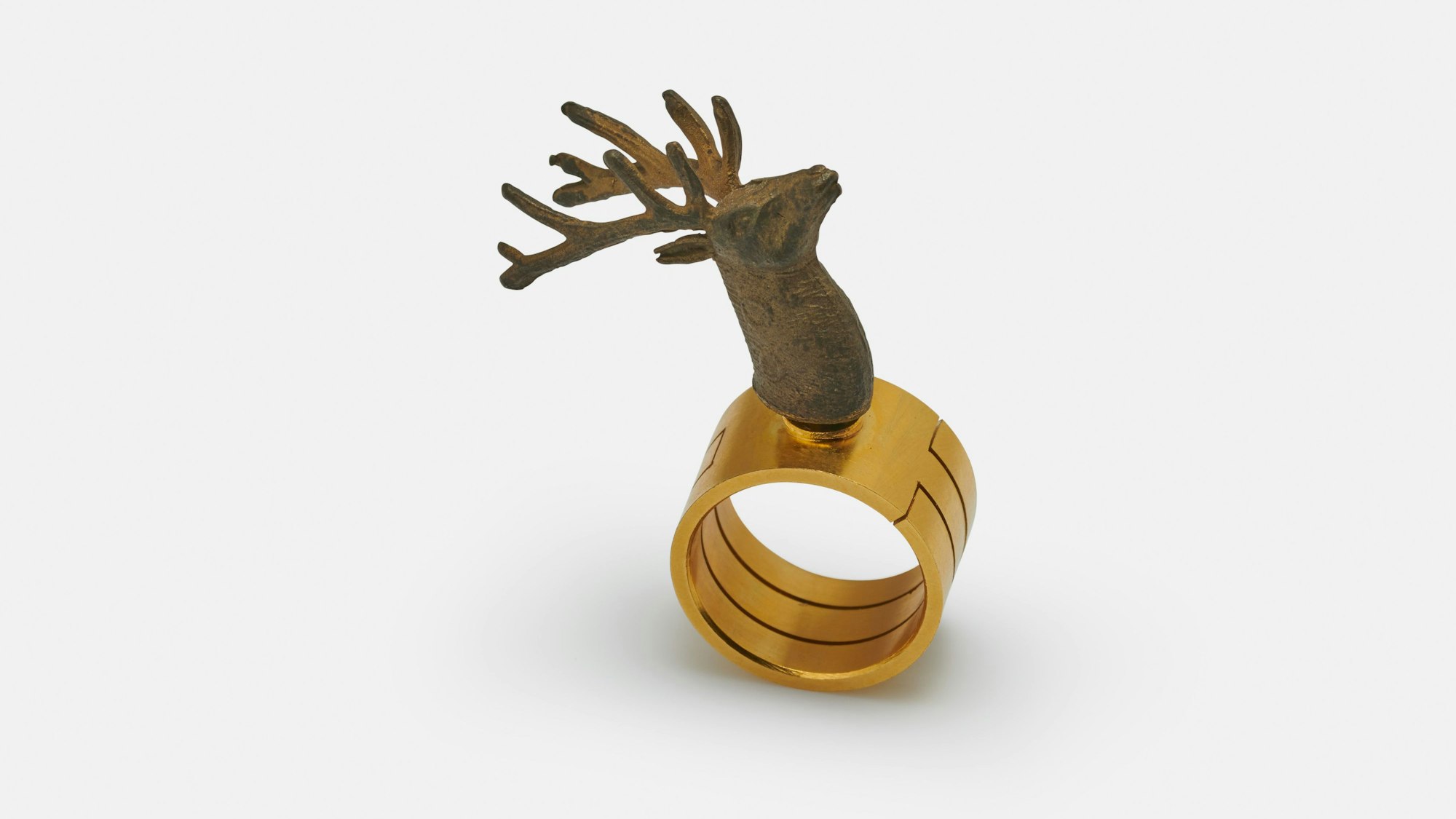 Dieter Roths "Zoo-Ring" gehört zu einer Kiste, in der diverse Tierköpfe liegen, die je nach Lust und Laune auf den Ring geschraubt werden können, Hamburg, 1975.