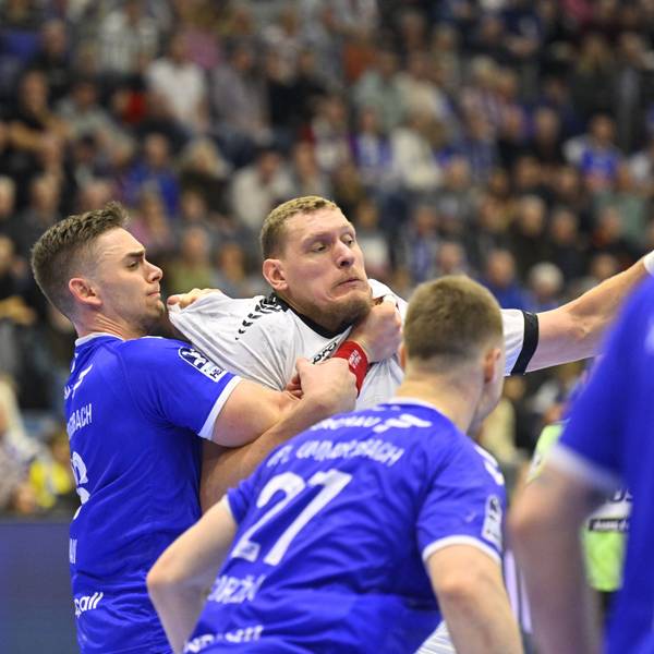 Stepan Zeman stoppt Dainis Kristopans.