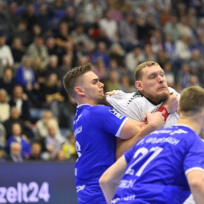 Stepan Zeman stoppt Dainis Kristopans.