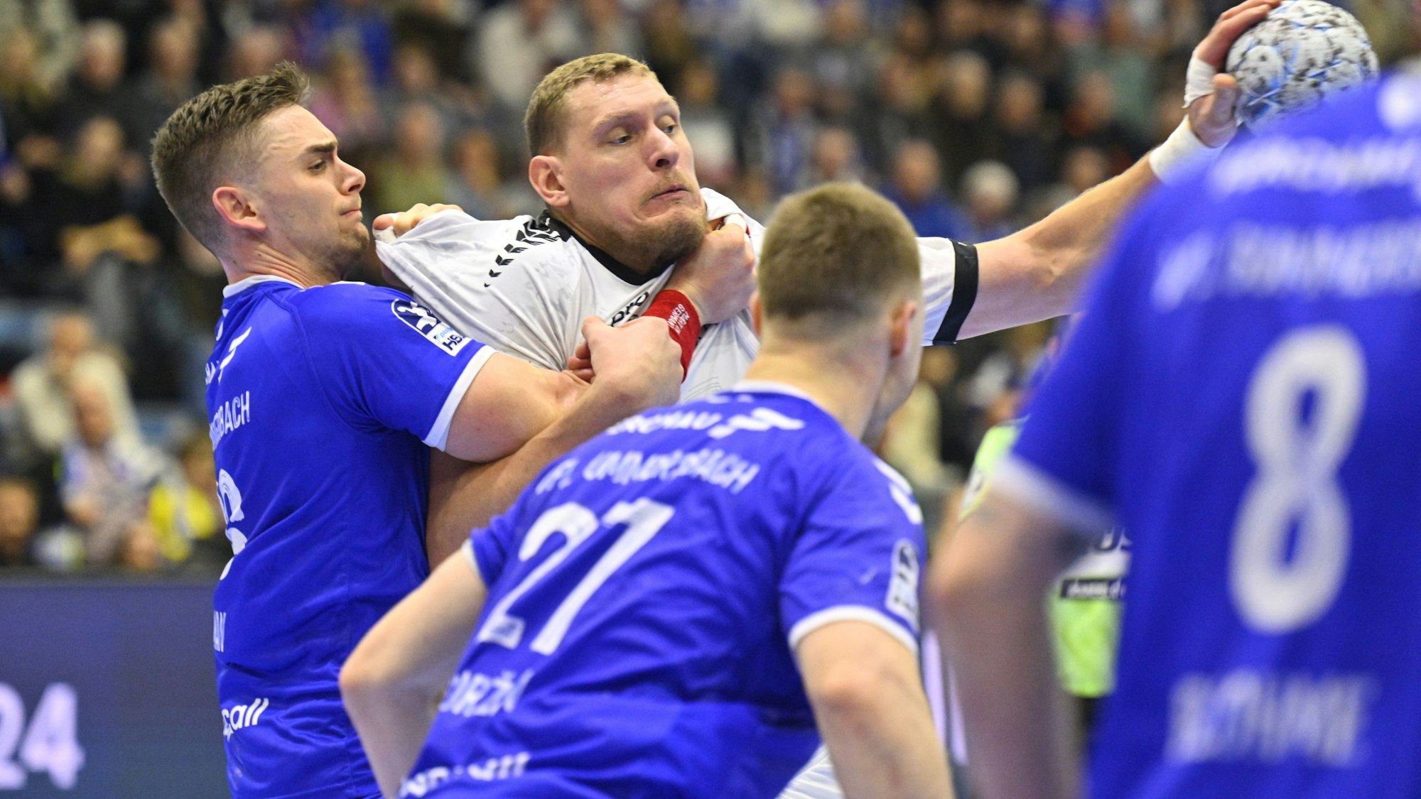 Stepan Zeman stoppt Dainis Kristopans.