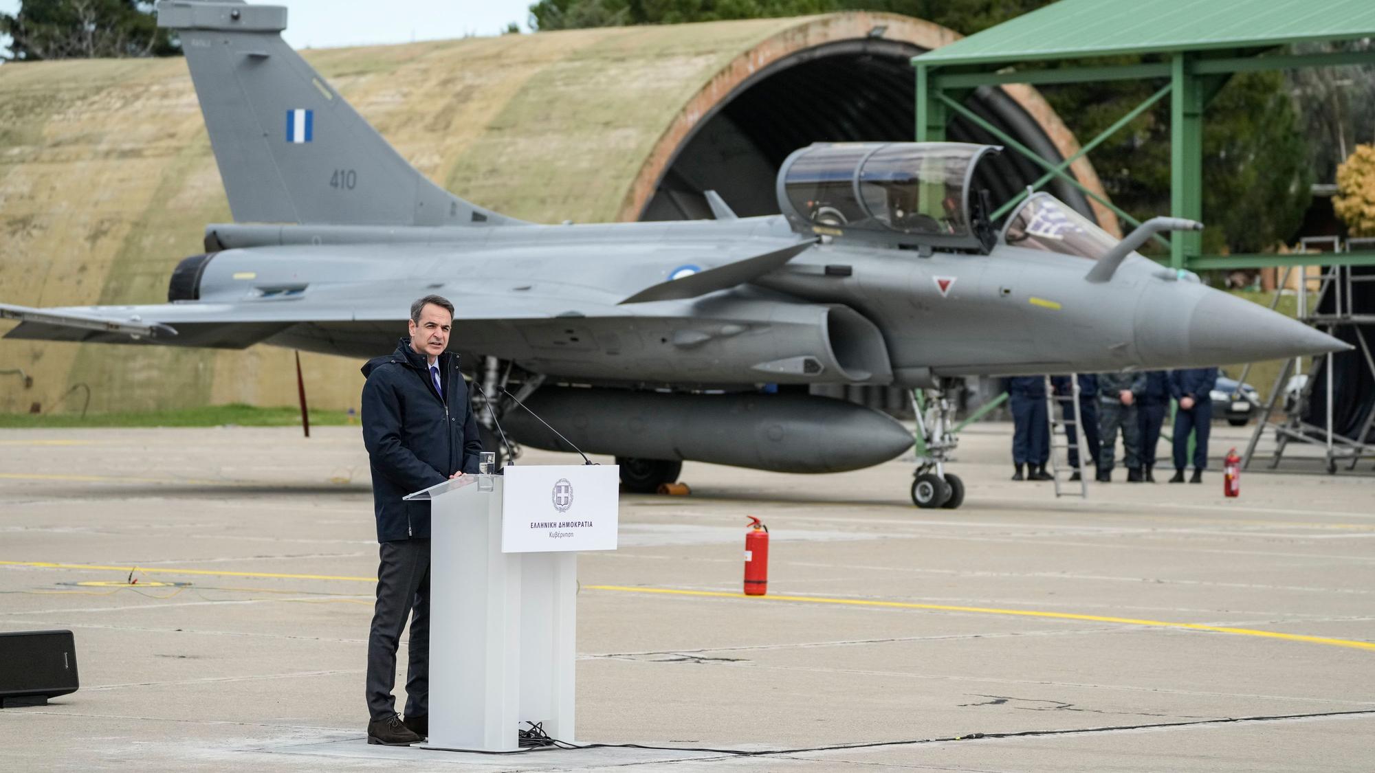 Kyriakos Mitsotakis, Premierminister von Griechenland, spricht vor einem Kampfflieger von Typ Rafale während einer Übergabezeremonie auf dem Militärflugplatz Tanagra.