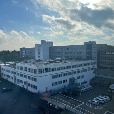 Das Bild zeigt das Krankenhaus.