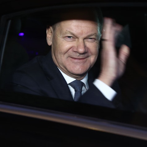 Bundeskanzler Olaf Scholz (SPD) verlässt nach seiner verlorenen Vertrauensfrage in einem Dienstfahrzeug das Bundestagsgelände, um zum Bundespräsidenten zu fahren.