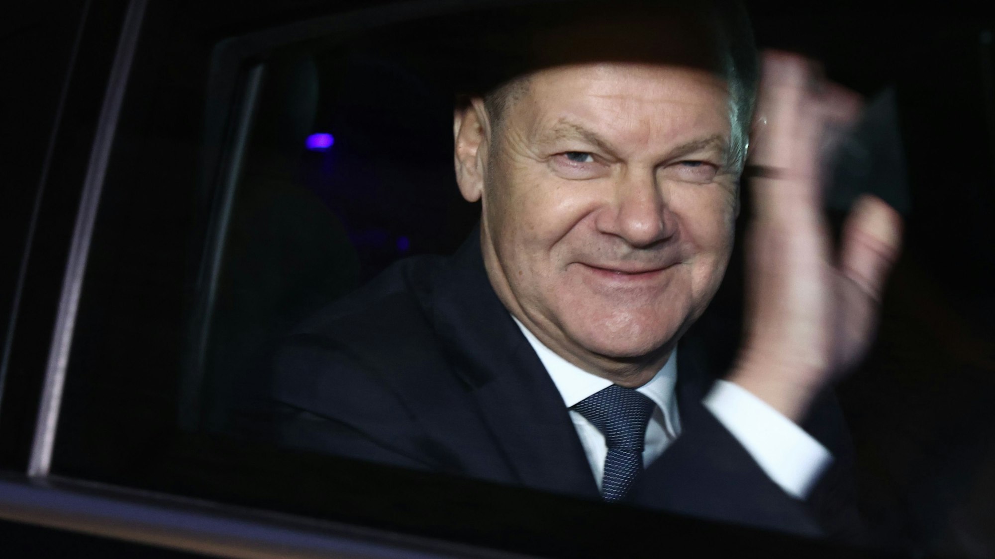 Bundeskanzler Olaf Scholz (SPD) verlässt nach seiner verlorenen Vertrauensfrage in einem Dienstfahrzeug das Bundestagsgelände, um zum Bundespräsidenten zu fahren.