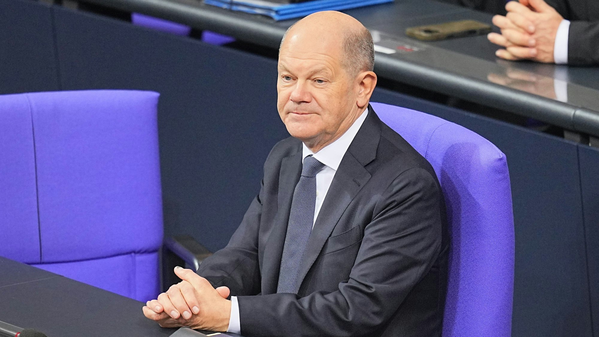 Nachdenklich sitzt Kanzler Olaf Scholz am 10. Oktober 2024 im Bundestag. An diesem Montag wurde er abgewählt.