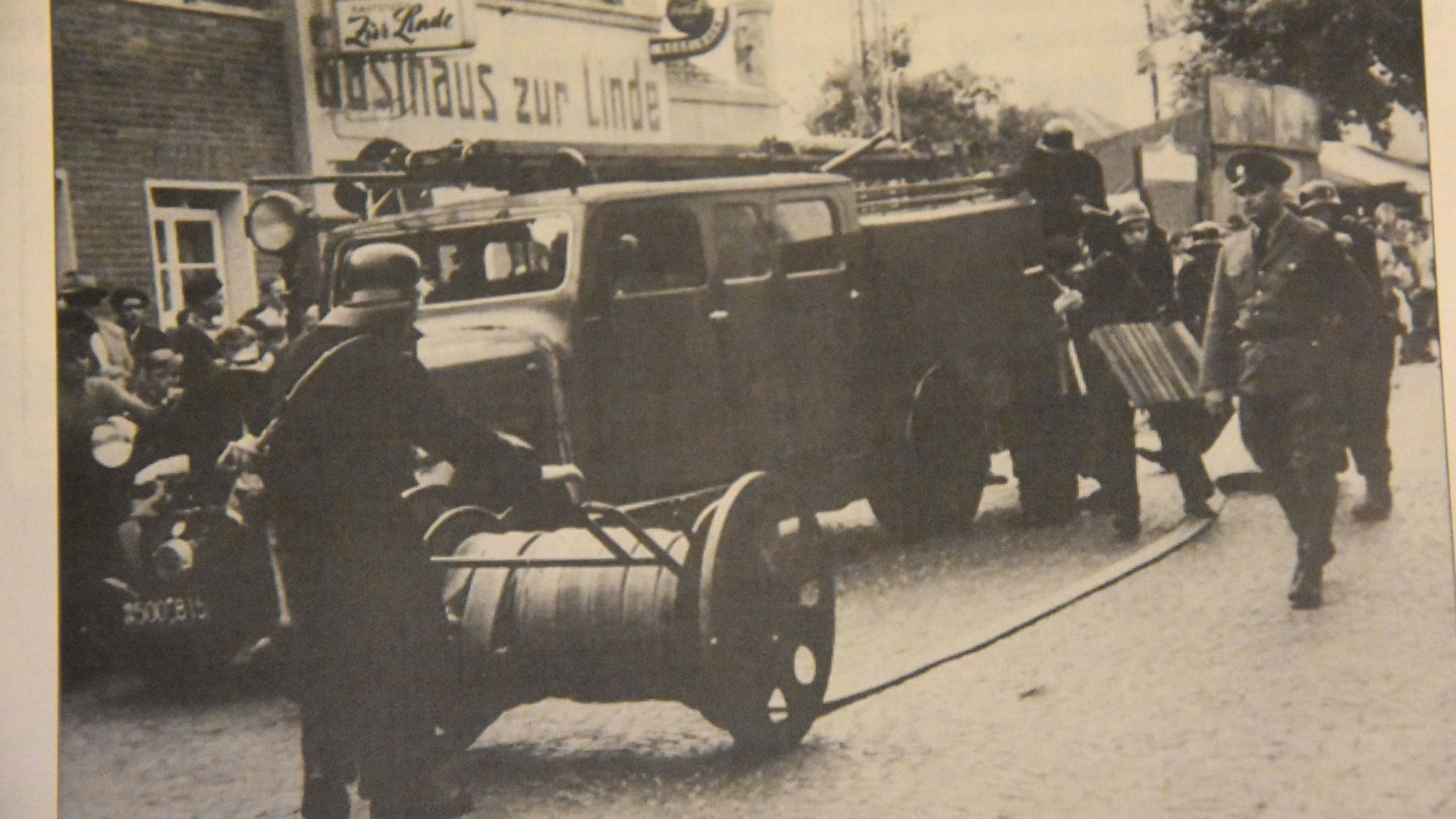 Das Foto zeigt die Repro einer Löschübung 1954.