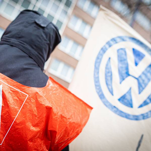 Ein VW-Beschäftigter nimmt an einer Kundgebung der IG Metall vor dem Hotel, welches für die fünfte Tarifrunde dient, teil.
