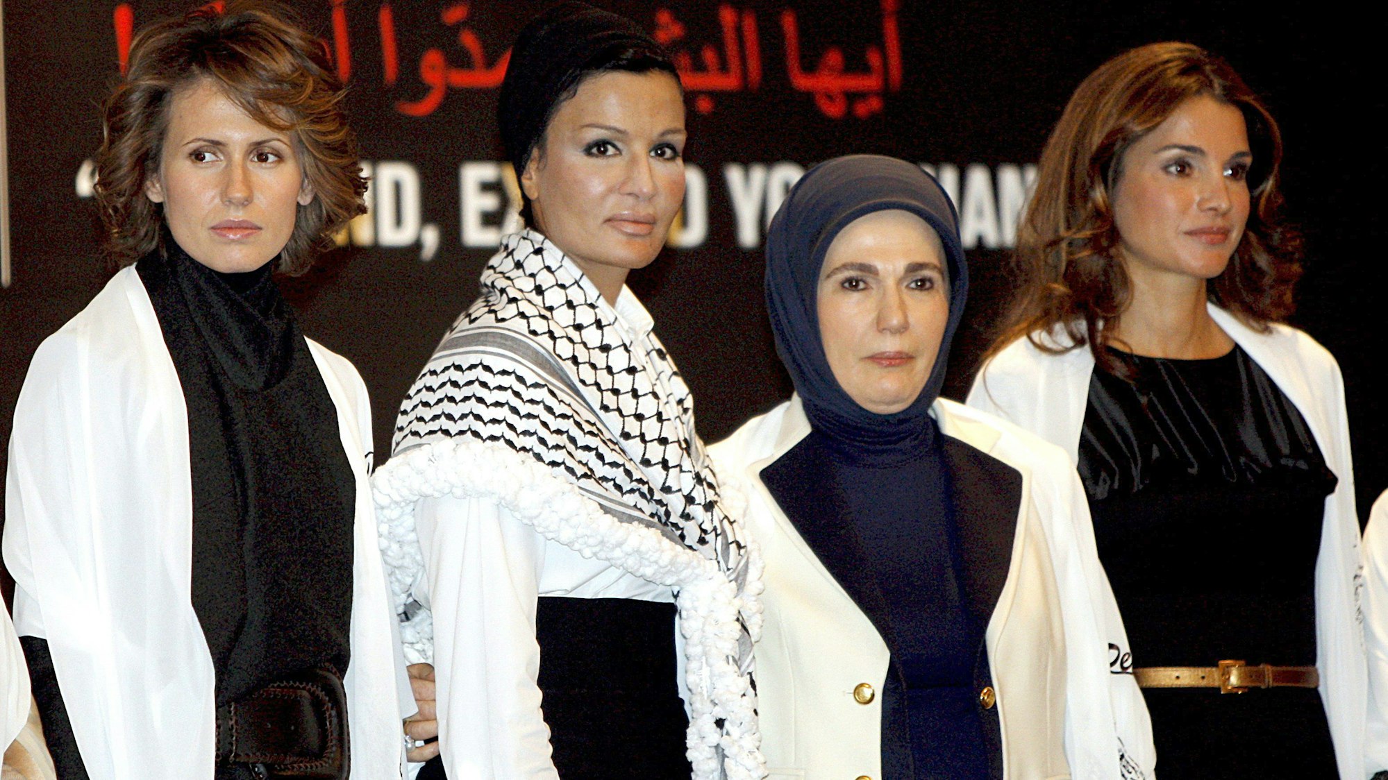Asma al-Assad, die Ehefrau von Scheich Hamad bin Khalifa Al Thani, Nasser Al-Missned, die Ehefrau des türkischen Ministerpräsidenten Emine Erdogan und die jordanische Königin Rania posieren im Januar 2009 für ein Foto vor dem Treffen der Ehepartner der Staats- und Regierungschefs.