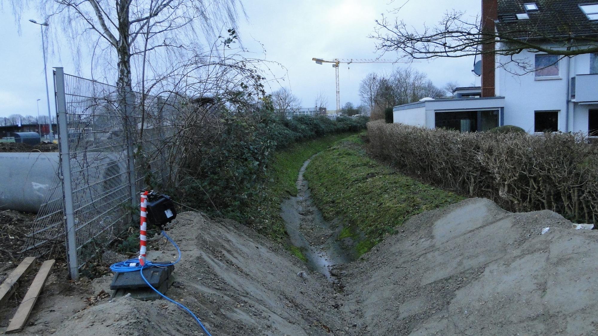 Direkt neben dem alten Entwässerungsgraben finden die Arbeiten für den Stauraumkanal statt – seinem Verlauf soll nach dem Wunsch der Bezirksvertreter der neue Radweg folgen.