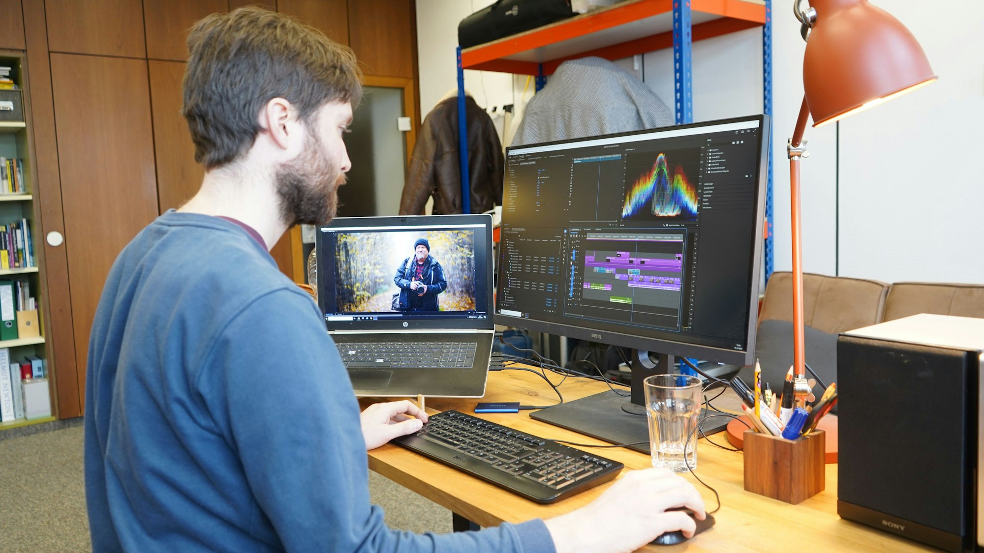 Das Foto zeigt einen jungen Mann am PC.