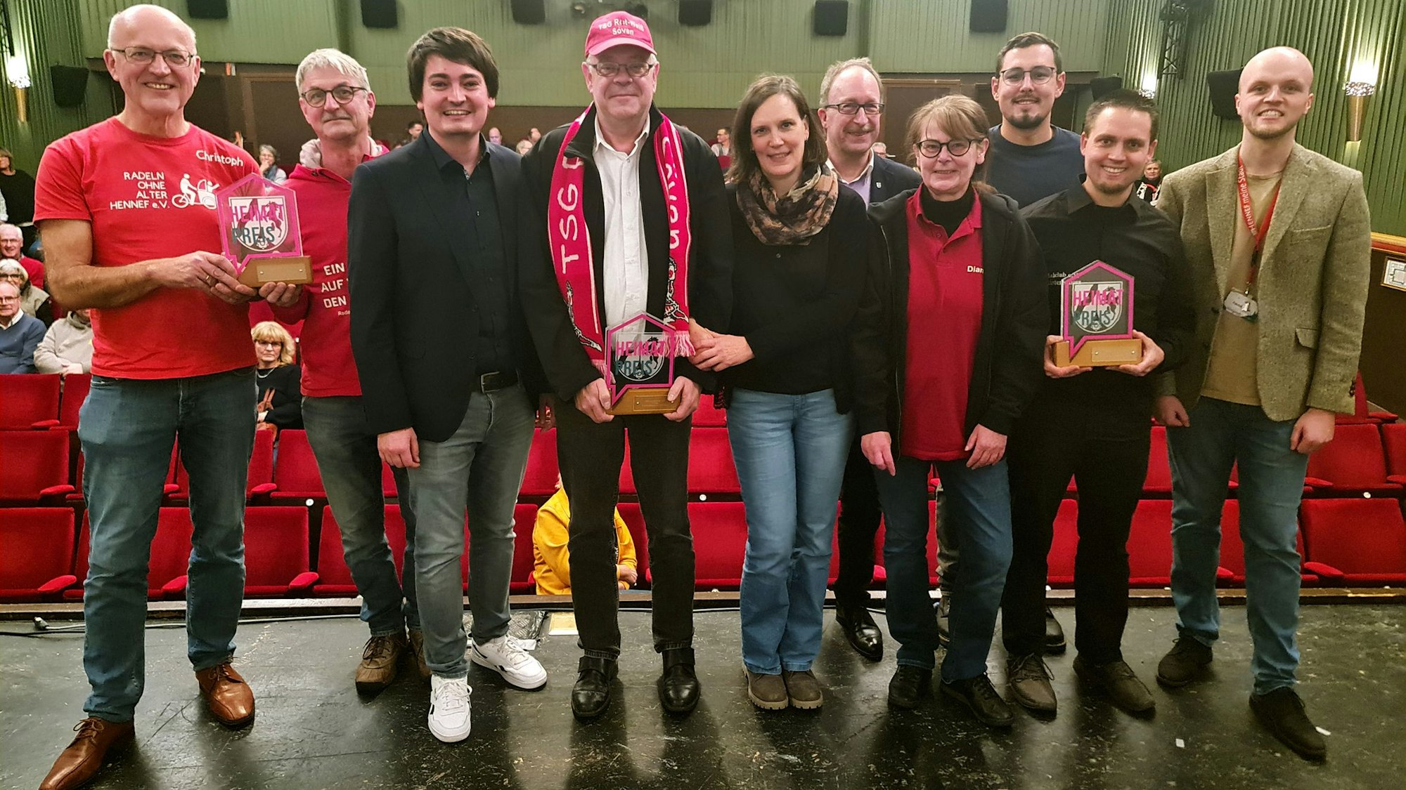 Bürgermeister Mario Dahm (3.v.l.) verlieh erstmals den Heimatpreis der Stadt Hennef.