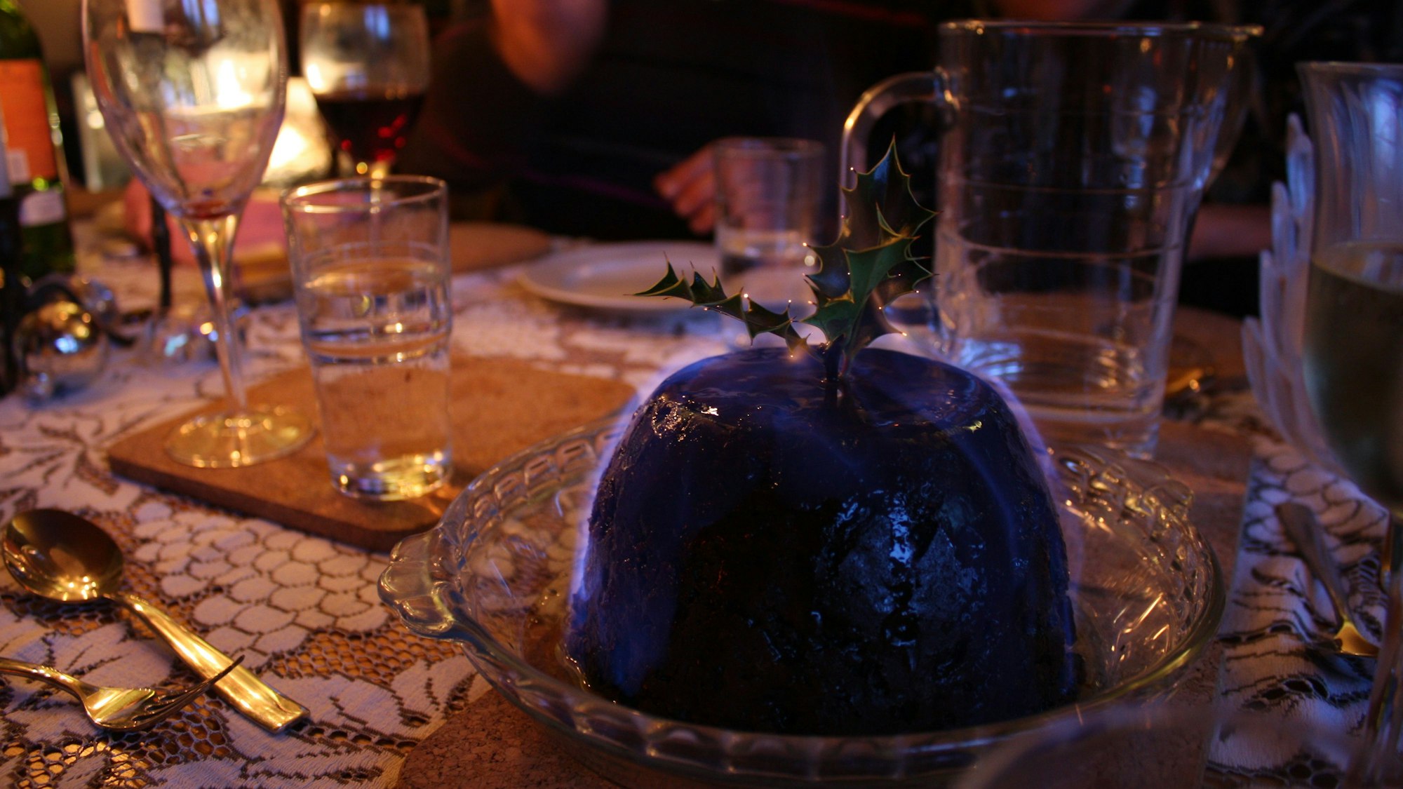 Ein Plumpudding wird am 28.12.2009 im britschen Leigh-On-Sea als „Christmas-Pudding“ mit Brandy übergossen beim Festtagsmenü flambiert serviert.