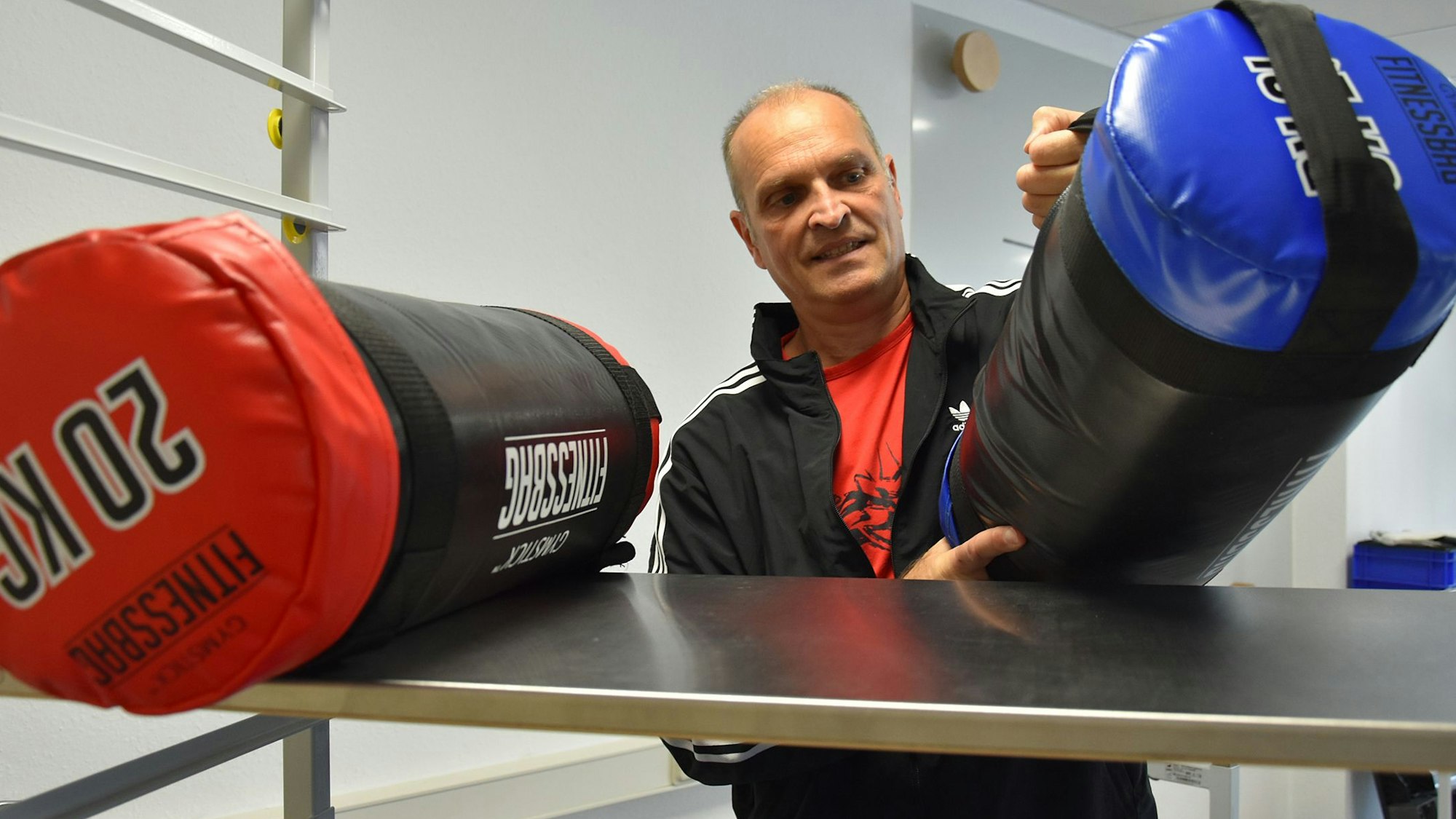 Thomas Knod trainiert mit Gewichten, um wieder fit für seinen Job als Filialleiter zu werden.