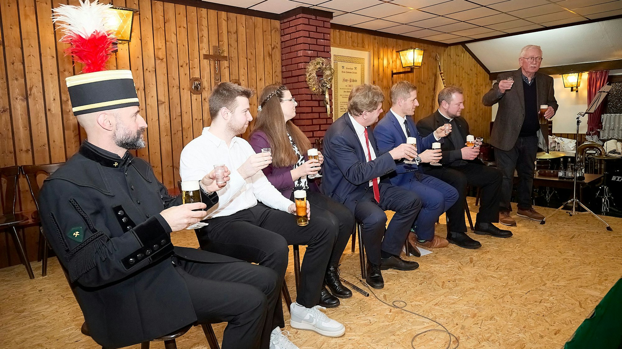 Ein Schnaps und ein Bier, das ist die Ausschüttung für die Anteilsscheine des Besucherbergwerks, die Kuxscheine. Von links: Sascha Dederichs in Bergmannskluft, Nico Deatcu, Christina Dederichs, Karl-Heinz Daniels, Markus Ramers, Thomas Schlütter, Ralf Sawatzki