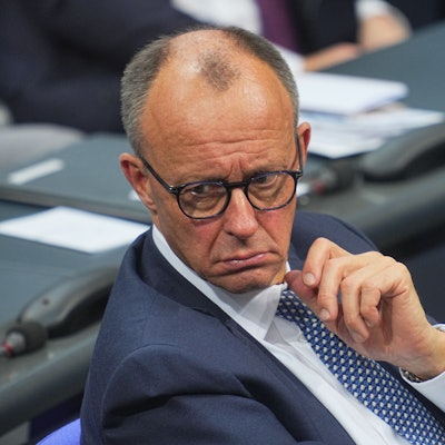 16.12.2024, Berlin: Friedrich Merz, CDU-Vorsitzender und Vorsitzender der CDU-/CSU-Bundestagsfraktion, hört der Aussprache nach der Vertrauensfrage von Bundeskanzler Scholz zu. Nach dem Aus der Ampel-Koalition stellt Bundeskanzler Scholz im Bundestag die Vertrauensfrage, um eine Neuwahl am 23. Februar 2025 herbeizuführen. Foto: Michael Kappeler/dpa +++ dpa-Bildfunk +++