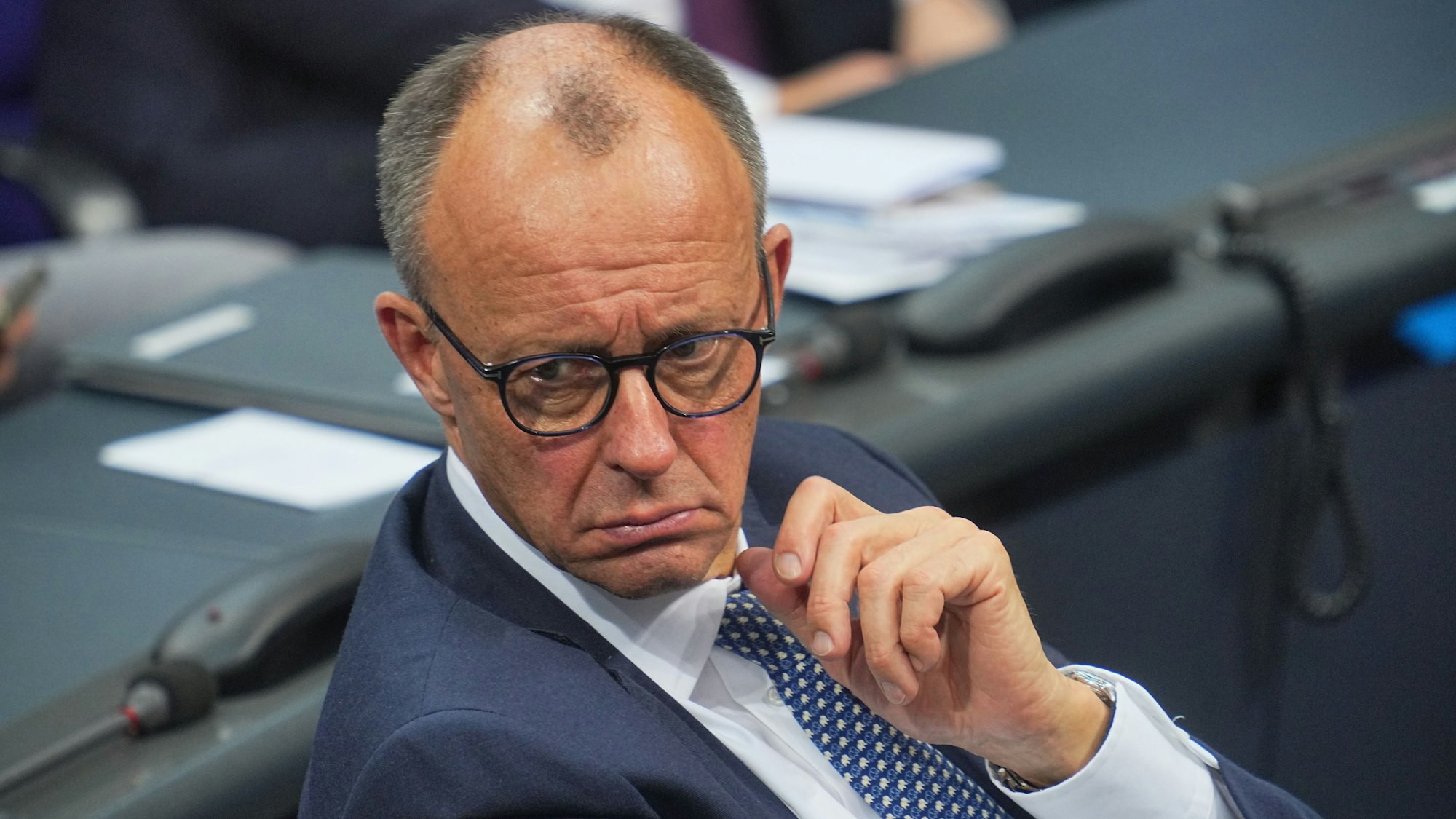 16.12.2024, Berlin: Friedrich Merz, CDU-Vorsitzender und Vorsitzender der CDU-/CSU-Bundestagsfraktion, hört der Aussprache nach der Vertrauensfrage von Bundeskanzler Scholz zu. Nach dem Aus der Ampel-Koalition stellt Bundeskanzler Scholz im Bundestag die Vertrauensfrage, um eine Neuwahl am 23. Februar 2025 herbeizuführen. Foto: Michael Kappeler/dpa +++ dpa-Bildfunk +++