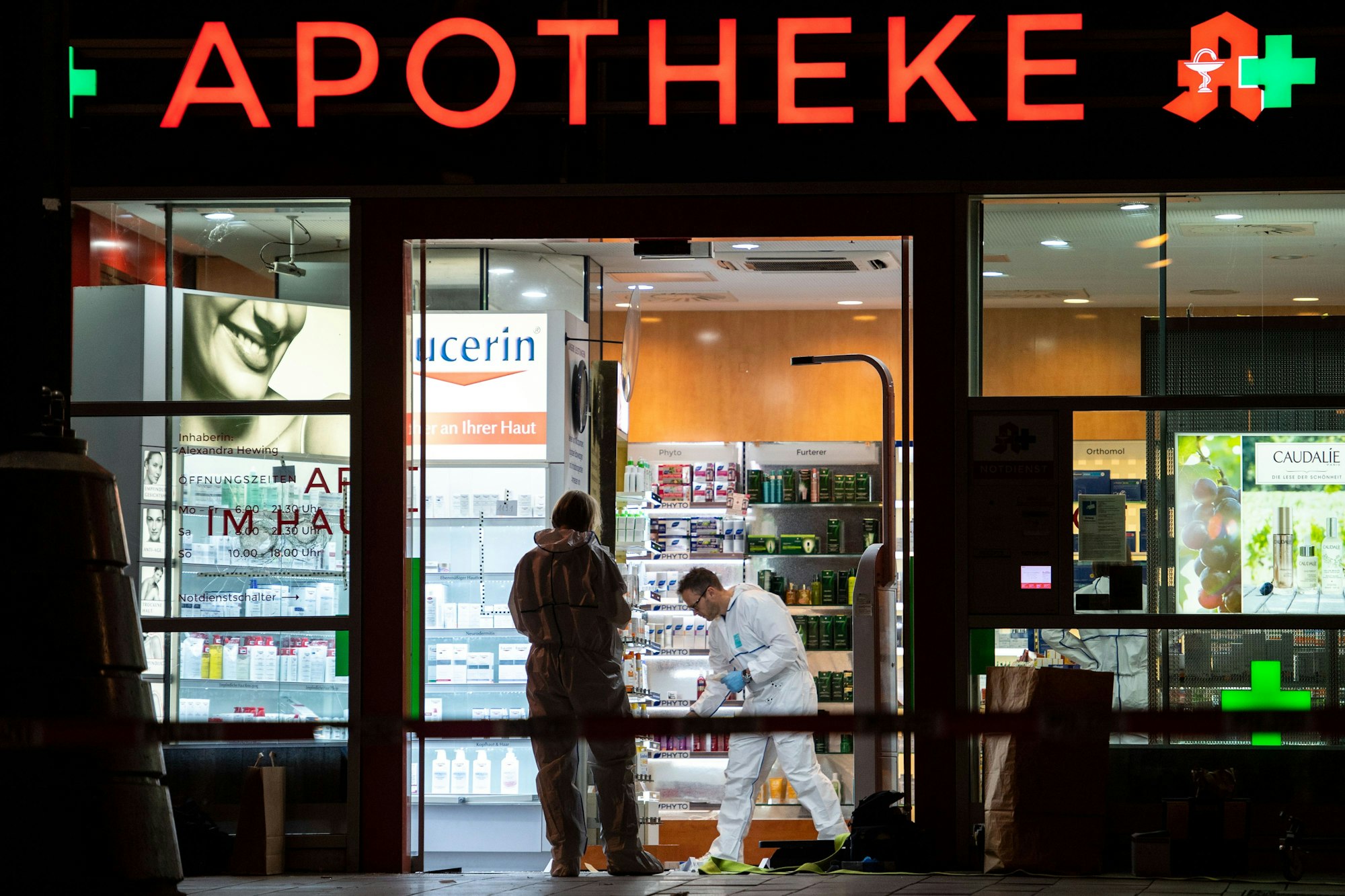 15.10.2018, Nordrhein-Westfalen, Köln: Mitarbeiter der Spurensicherung der Polizei arbeiten in einer Apotheke im Hauptbahnhof, in der sich zuvor eine Geiselnahme ereignet hatte.