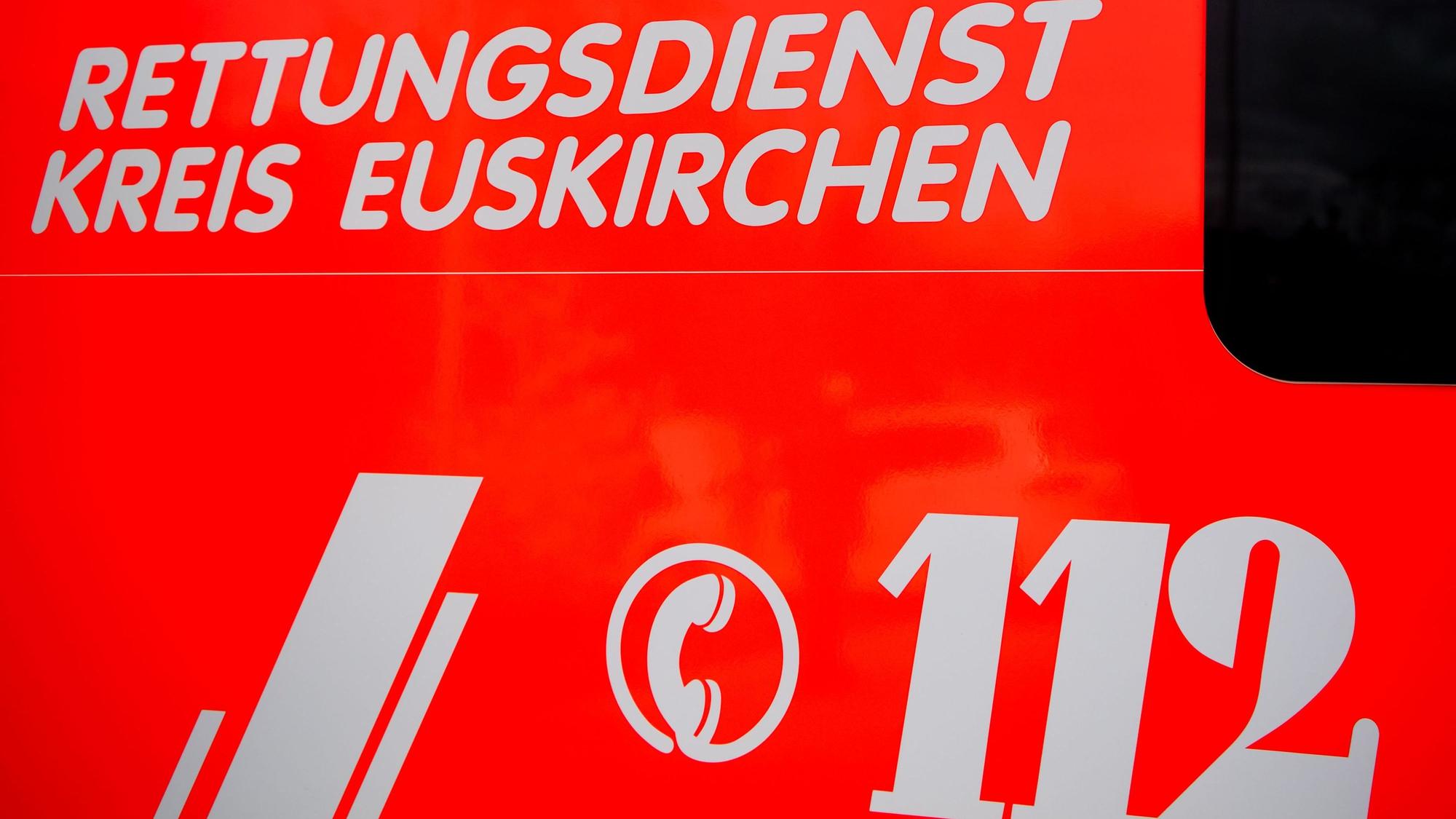 Das Symbolbild zeigt die Beifahrerseite eines Rettungswagens.