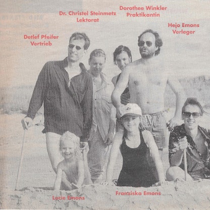 Das Emons Team am Strand von Cadzand - Bild aus dem Verlagsprospekt 1995