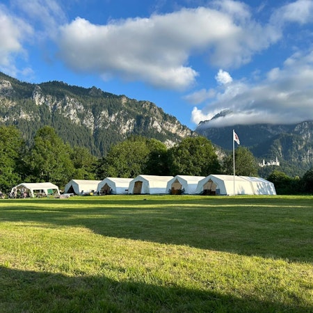 Zeltlager am Fuß eines Gebirges