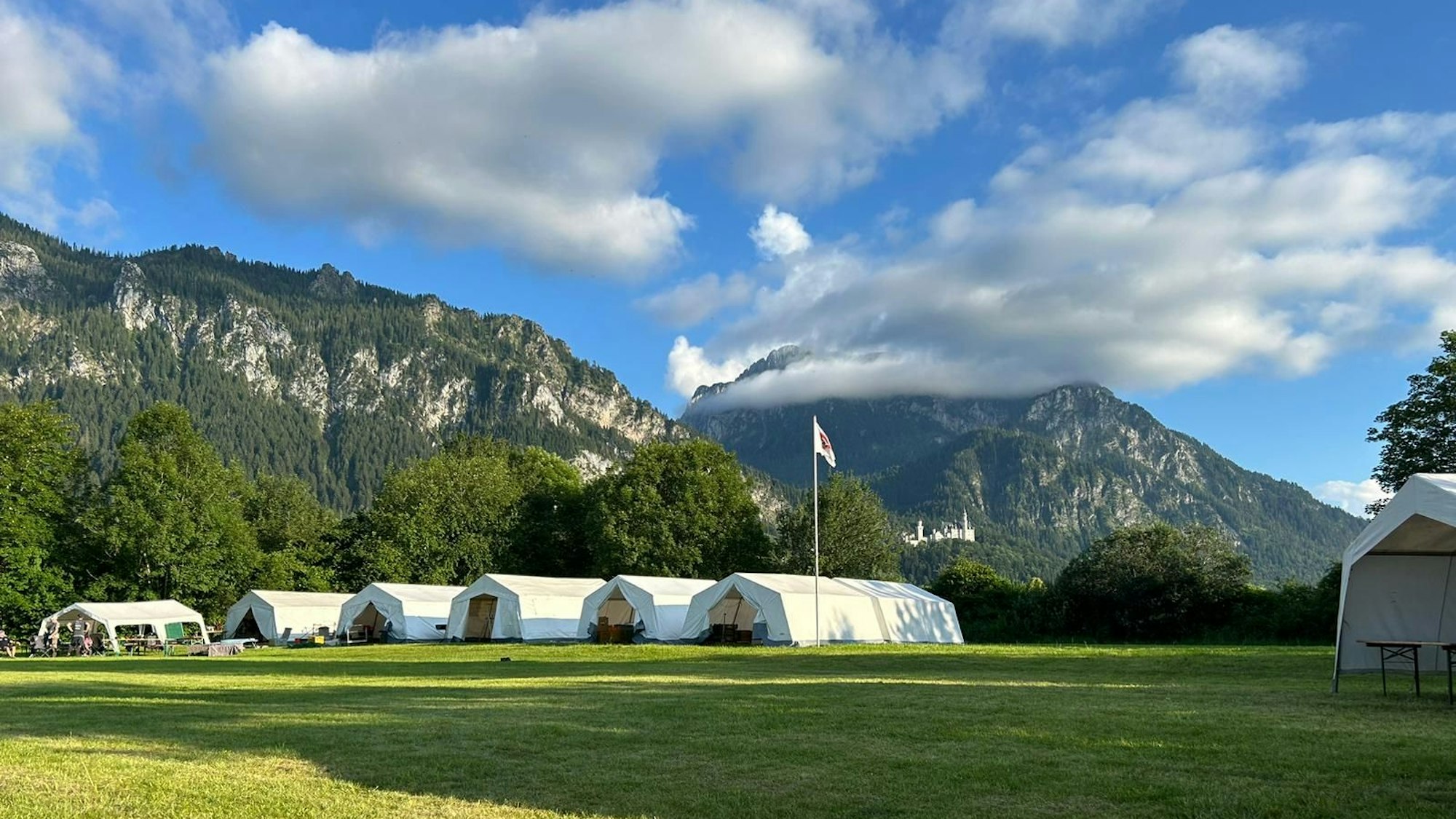 Zeltlager am Fuß eines Gebirges