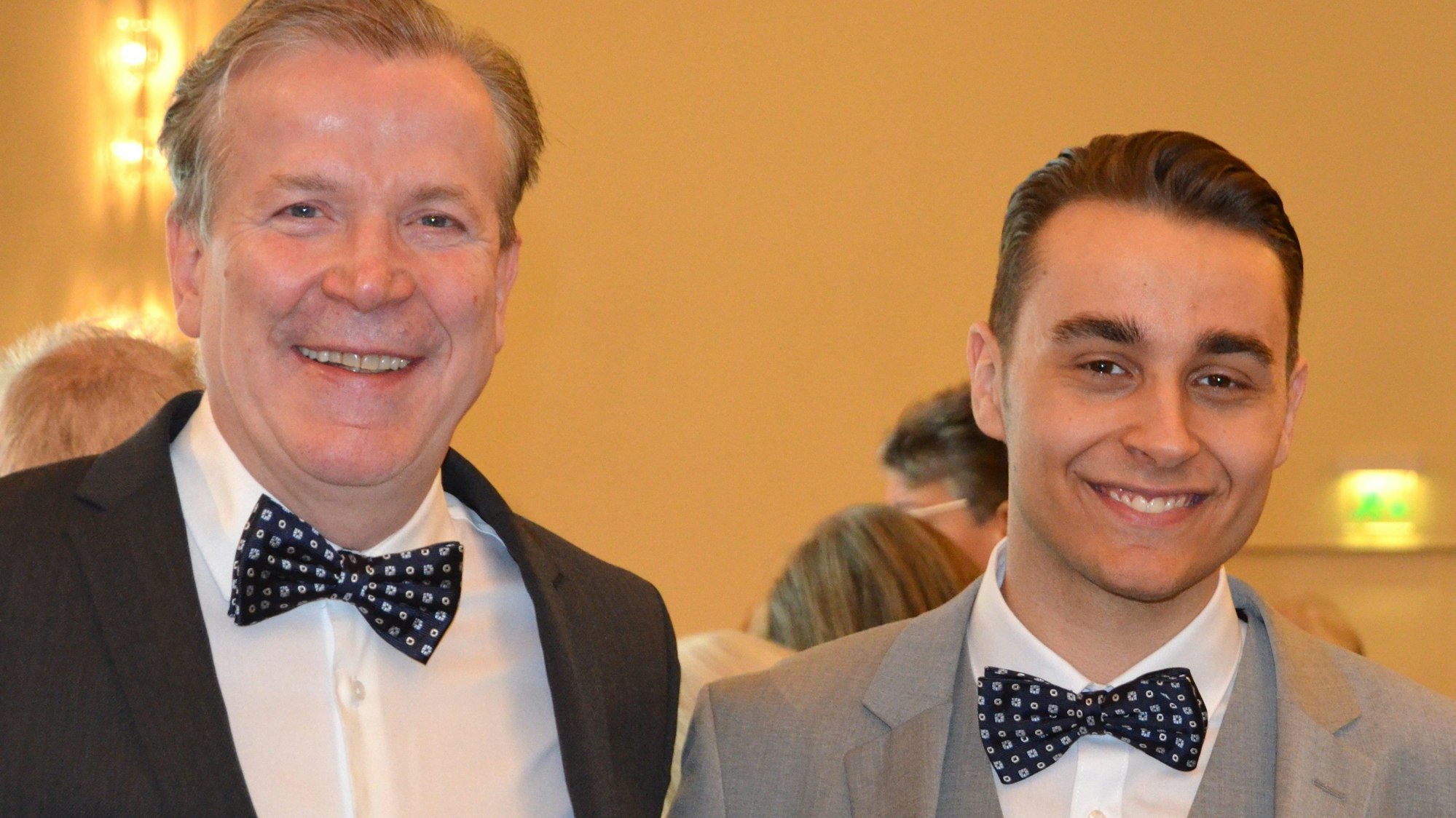 Als Moderatoren führten Christoph Kuckelkorn (links) und Stefan Dahm durch das Konzertprogramm des Deutz-Chores