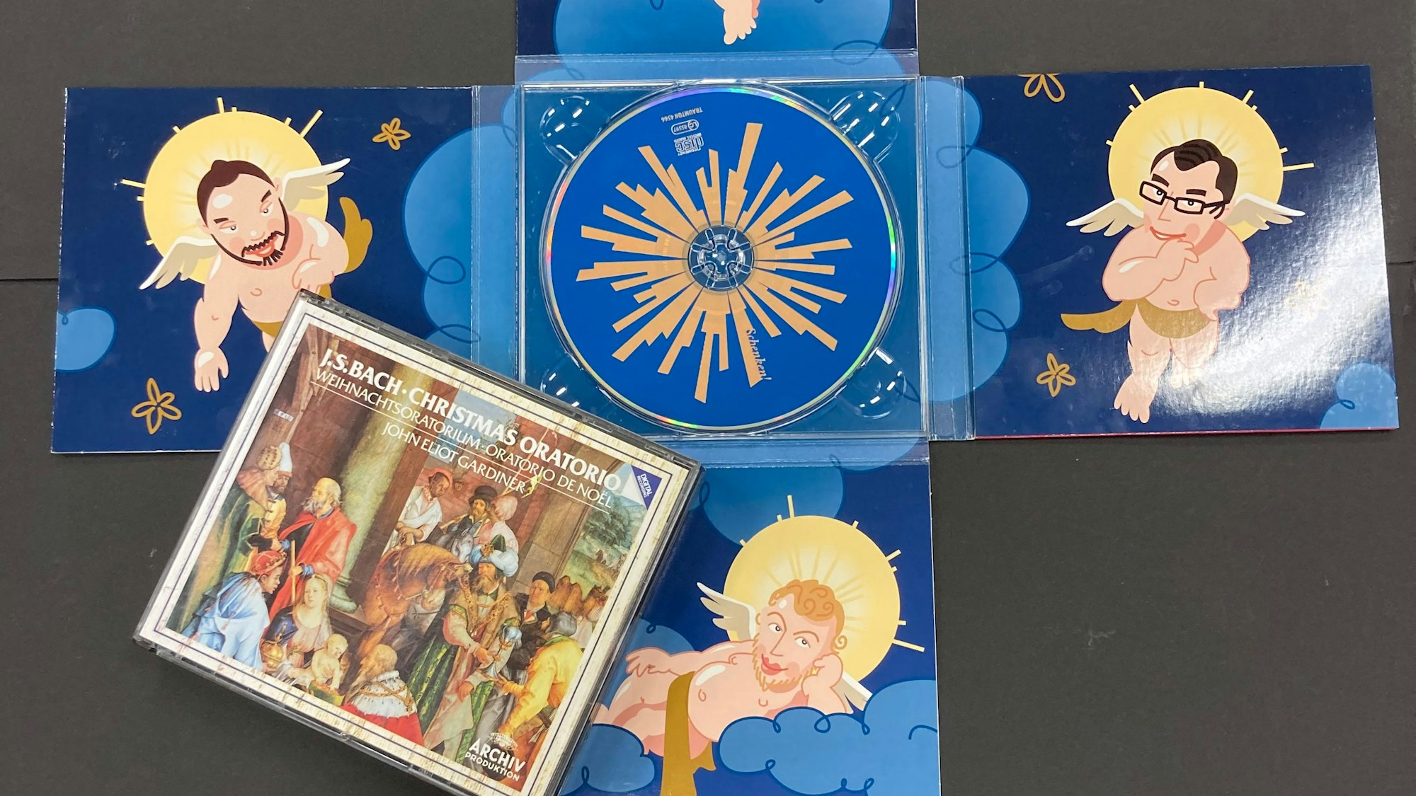Zu sehen sind zwei unterschiedliche CD-Hüllen.