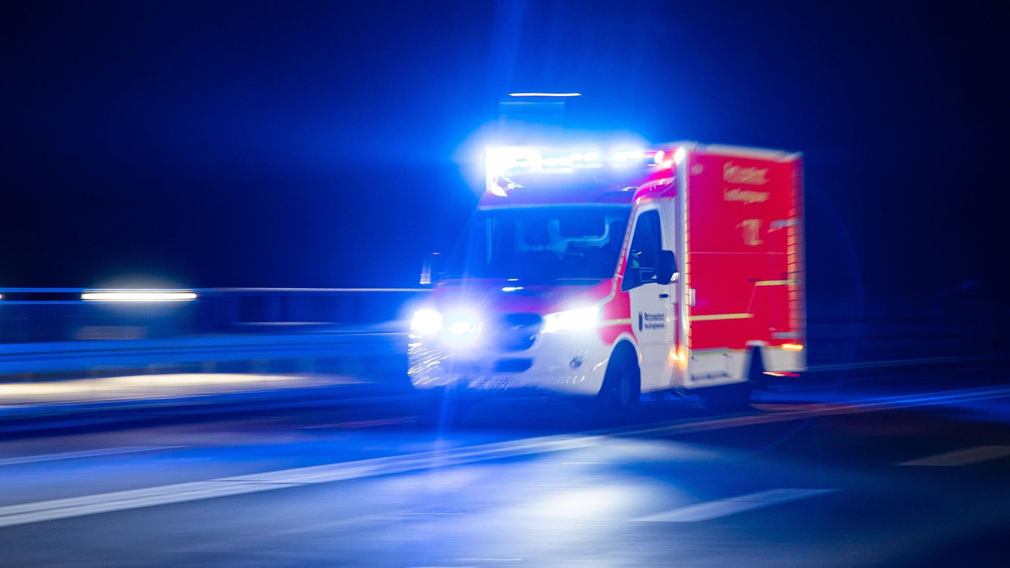Ein Rettungswagen fährt mit Blaulicht zu einem Einsatz.