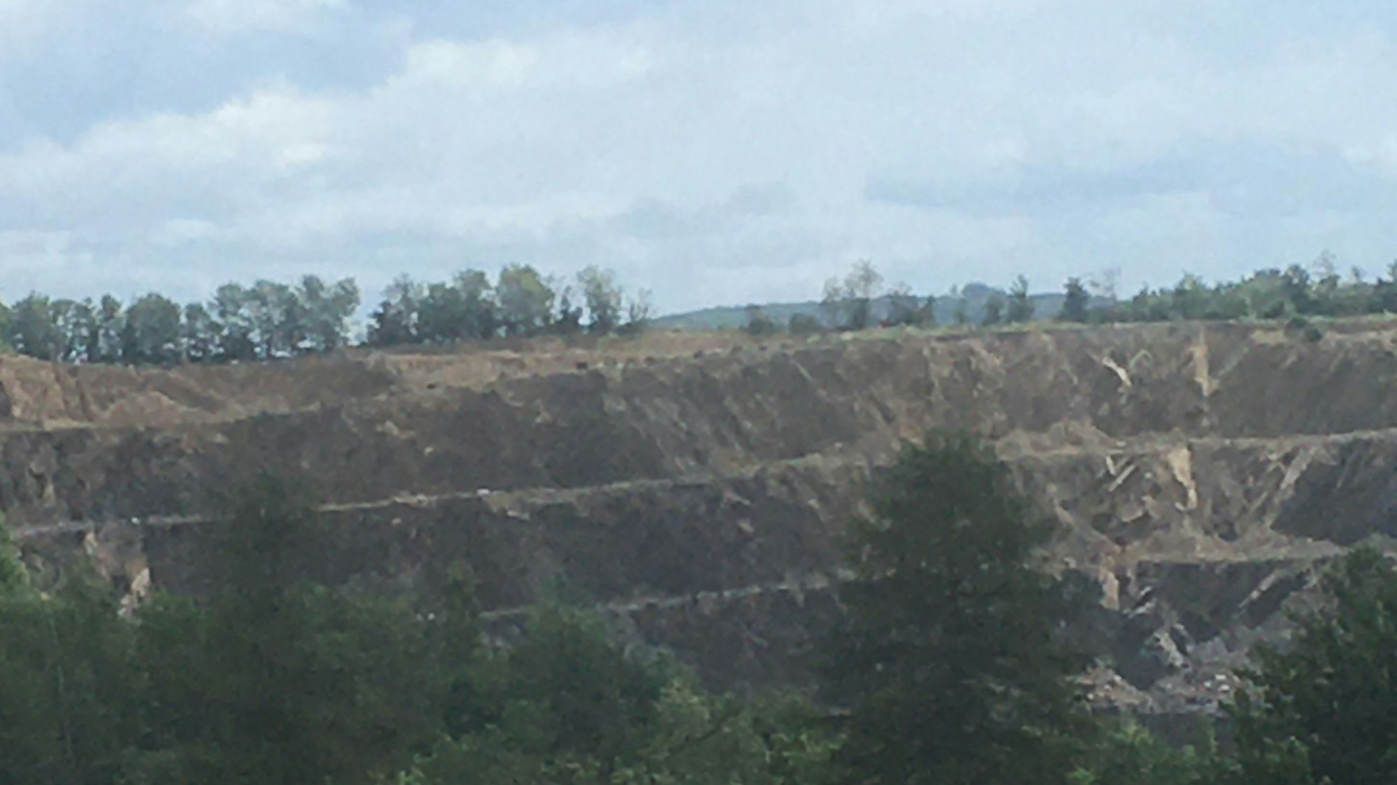 Blick aus der Ferne in den Steinbruch.