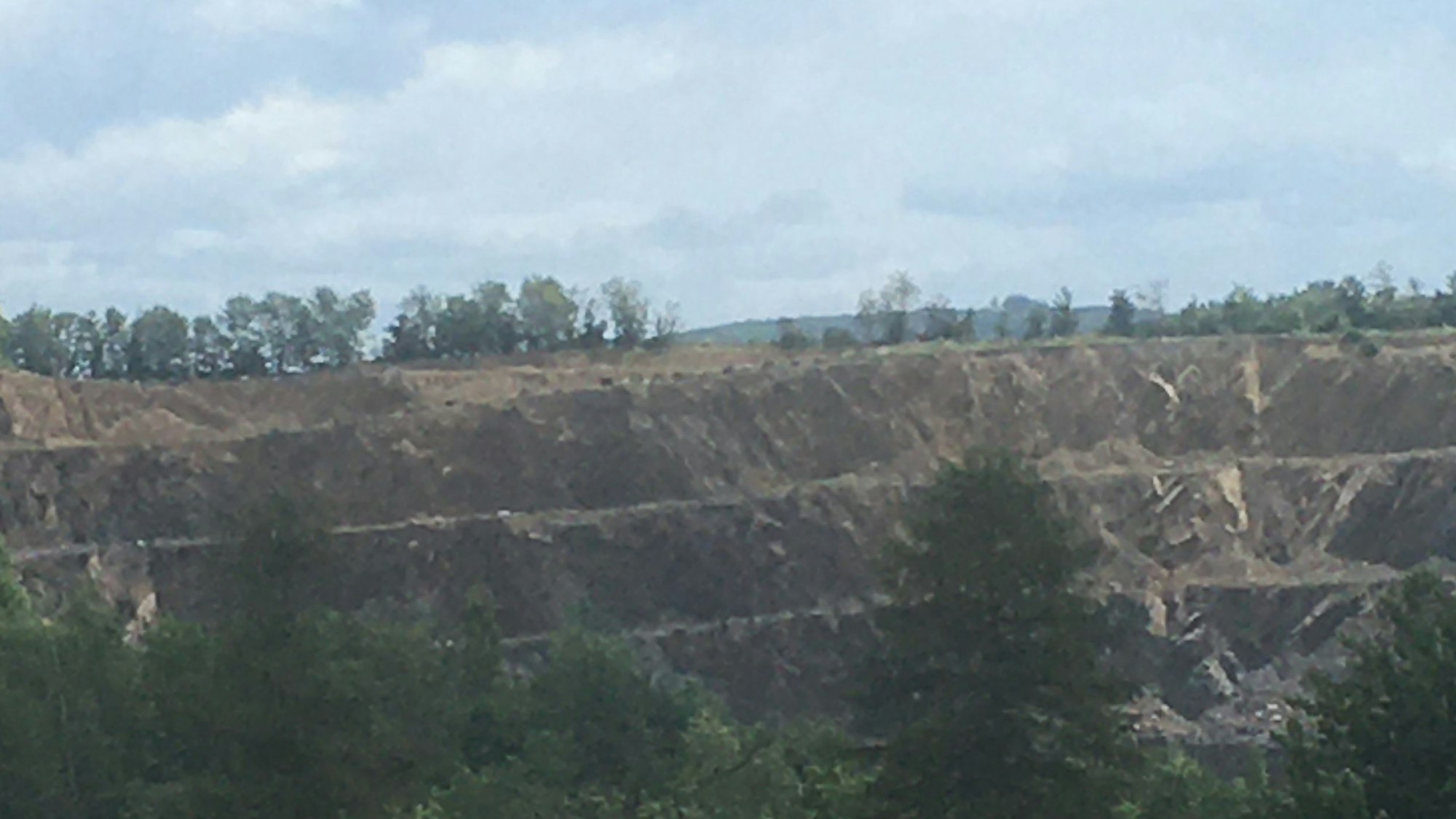 Blick aus der Ferne in den Steinbruch.