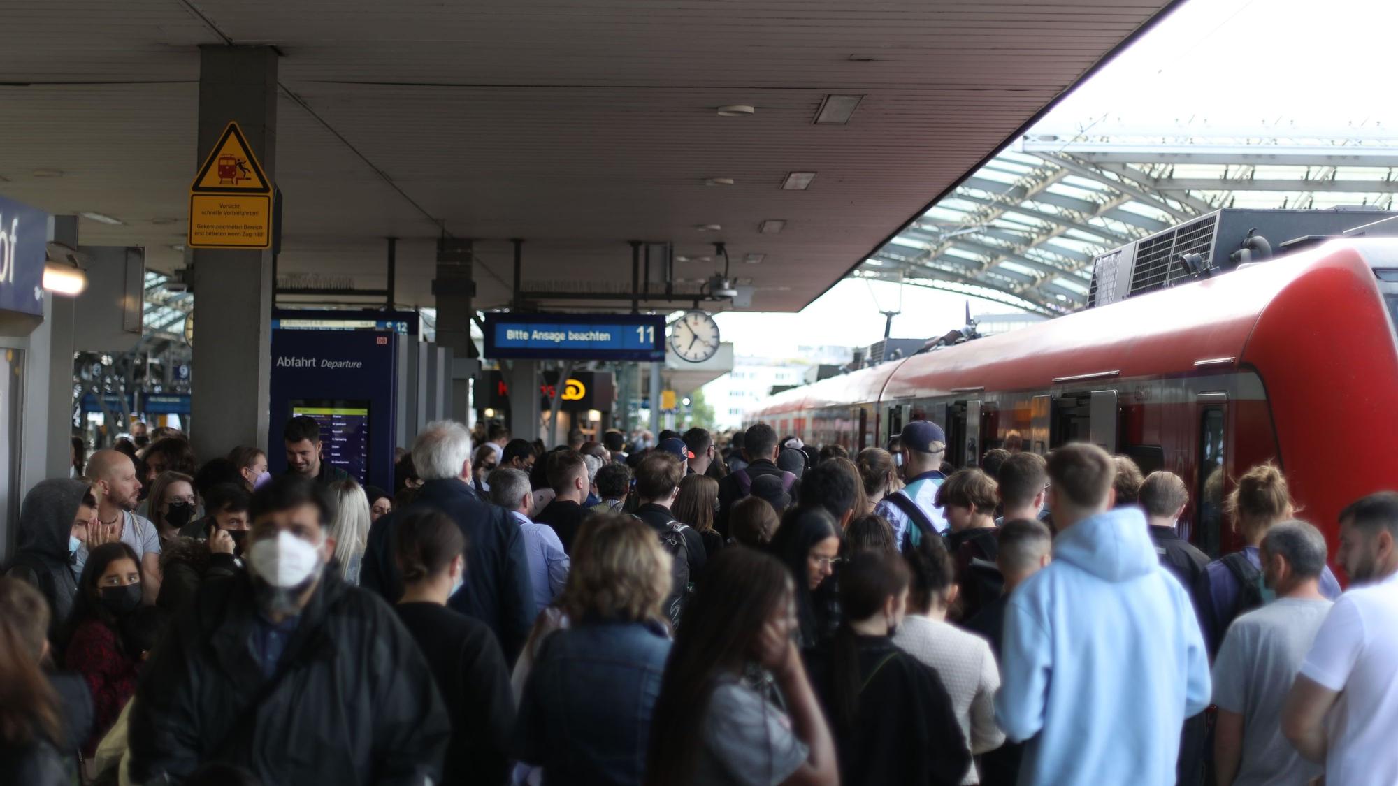 Köln: Überfüllter Gleis 11 am Hauptbahnhof Fahrgäste warten auf ihre Zugverbindung.