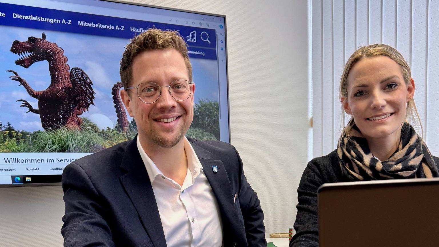 Der Beigeordnete Swen Christian und Tamara Schneider stellten die digitale Verwaltung vor.