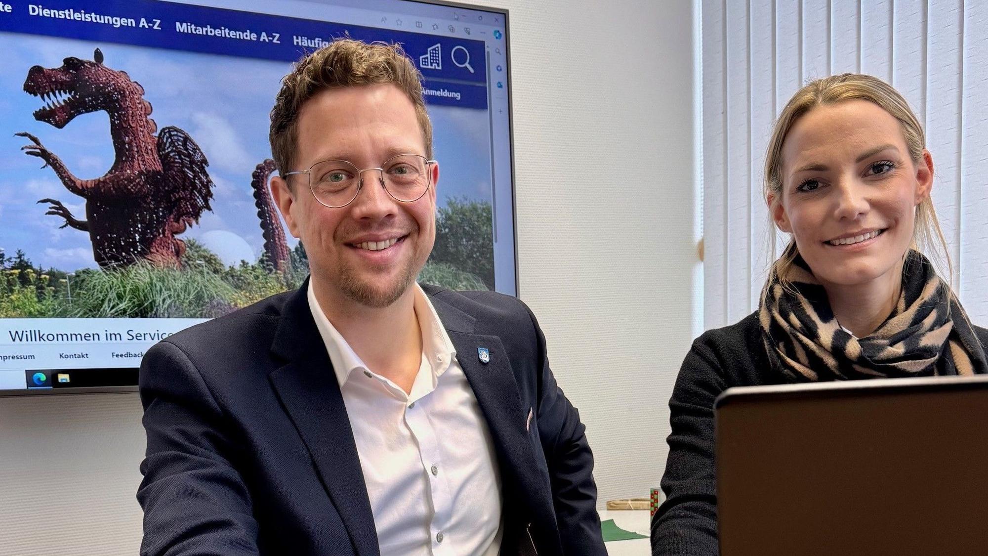 Der Beigeordnete Swen Christian und Tamara Schneider stellten die digitale Verwaltung vor.