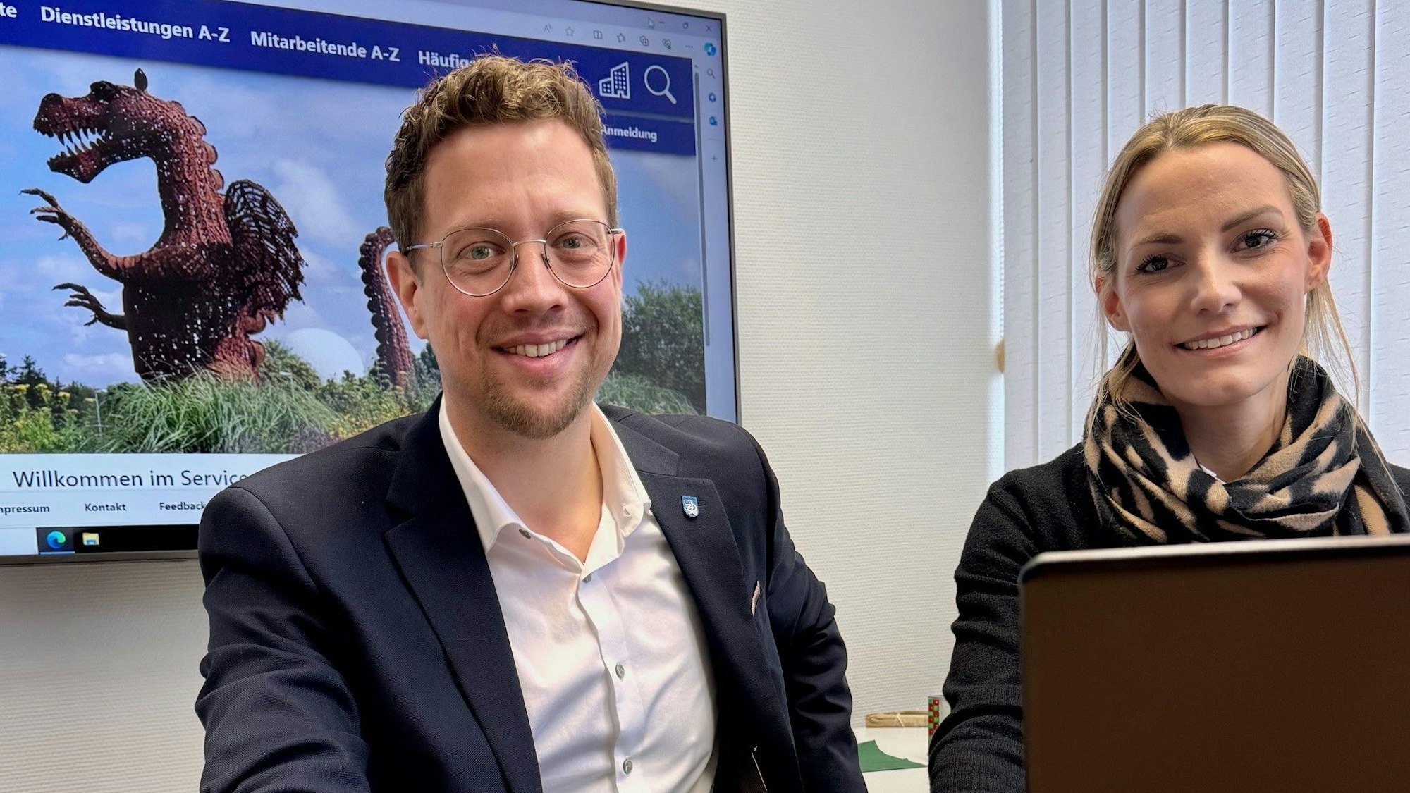 Der Beigeordnete Swen Christian und Tamara Schneider stellten die digitale Verwaltung vor.