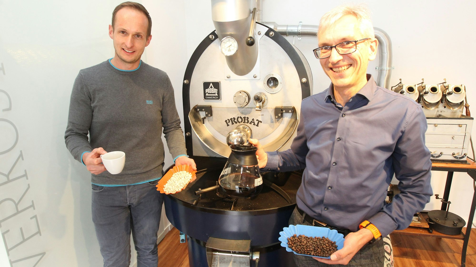 Lupinenkaffee
Landwirt Andreas Becker aus Uckendorf (l.) baut an, und in der Rösterei Schmitz-Mertens von Wolfgang Schmitz-Mertens werde die Samen geröstet