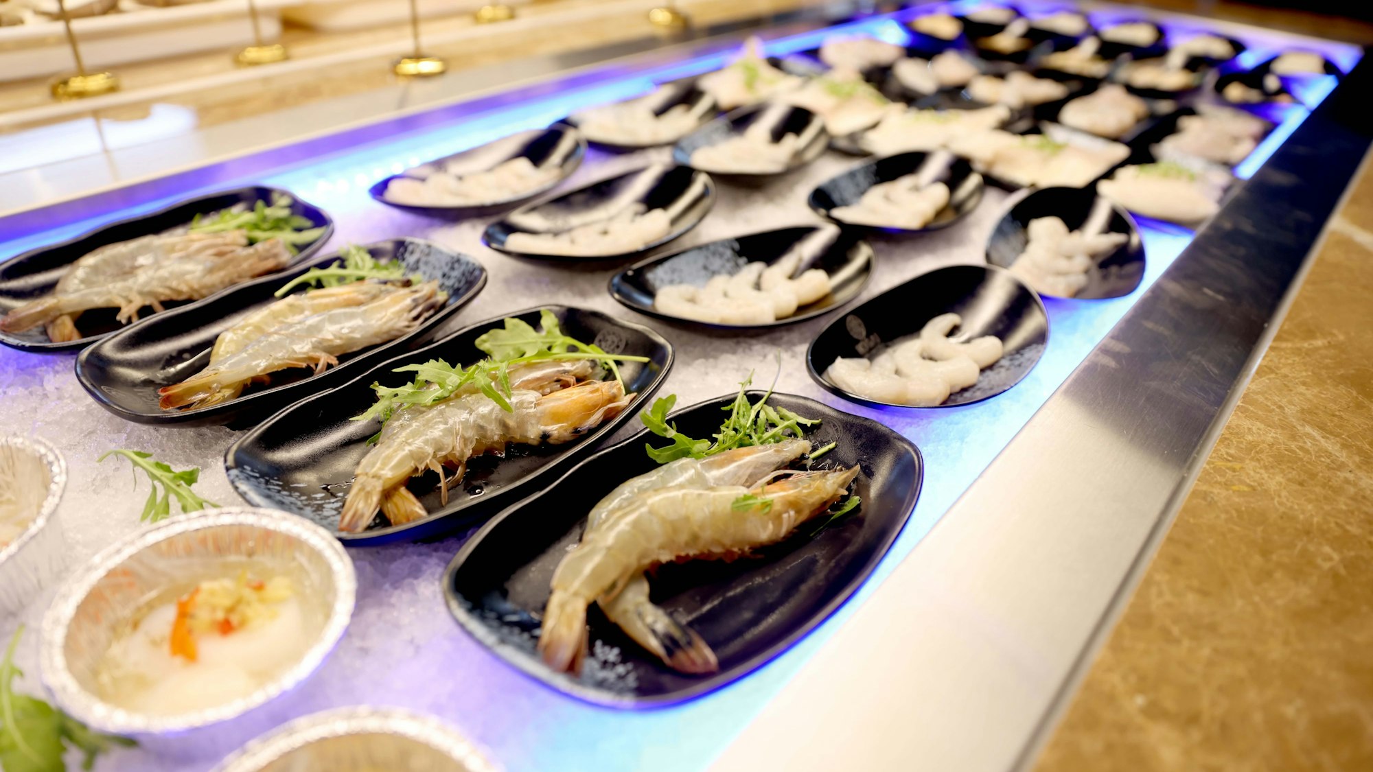 Am Buffet gibt es auch ein breites Fischangebot.