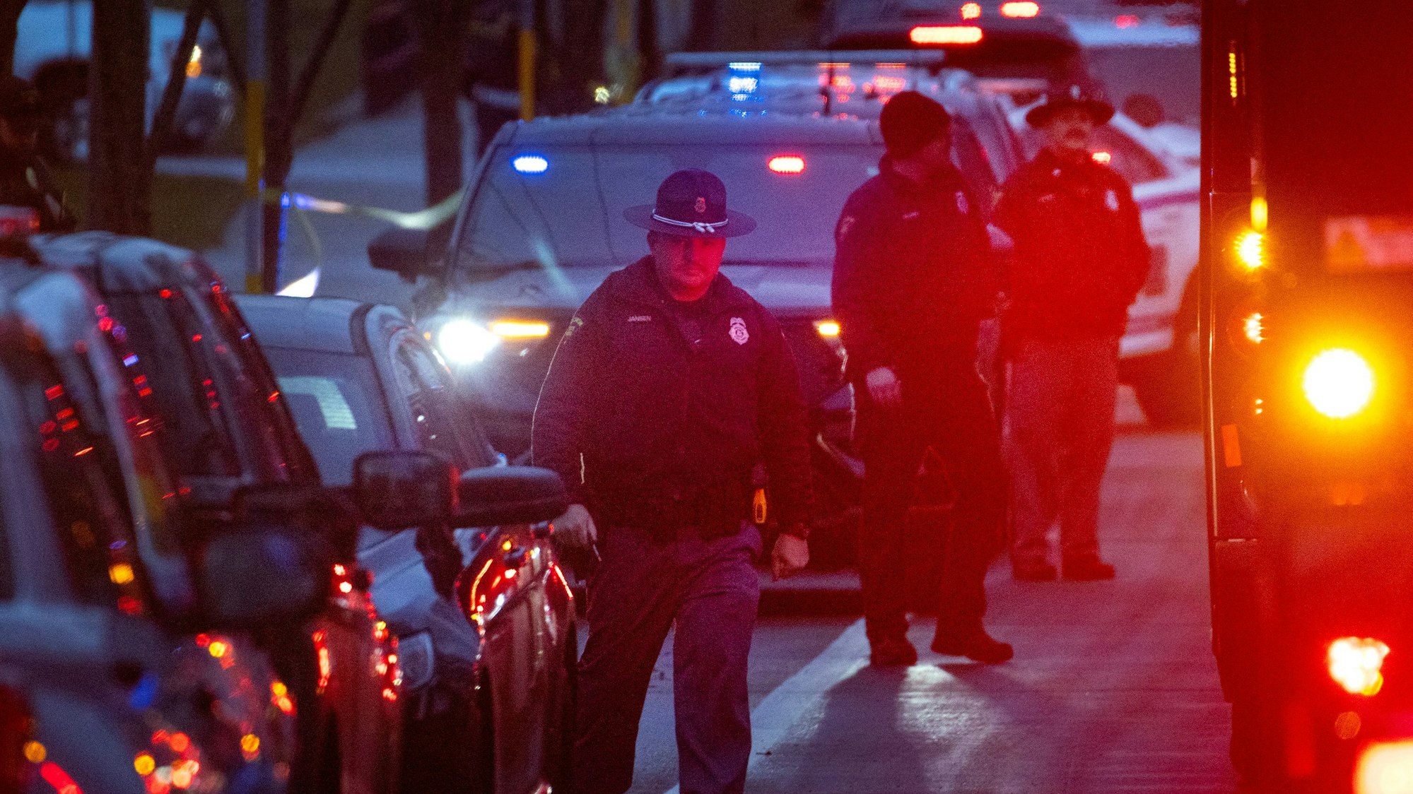 Polizeibeamte stehen in der Nähe der Abundant Life Christian School am 16. Dezember 2024 in Madison, Wisconsin, Wache.