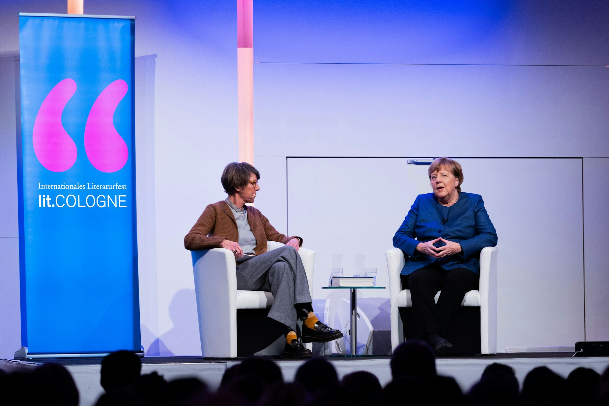 Moderatorin Bettina Böttinger (l) und Angela Merkel auf der Bühne.