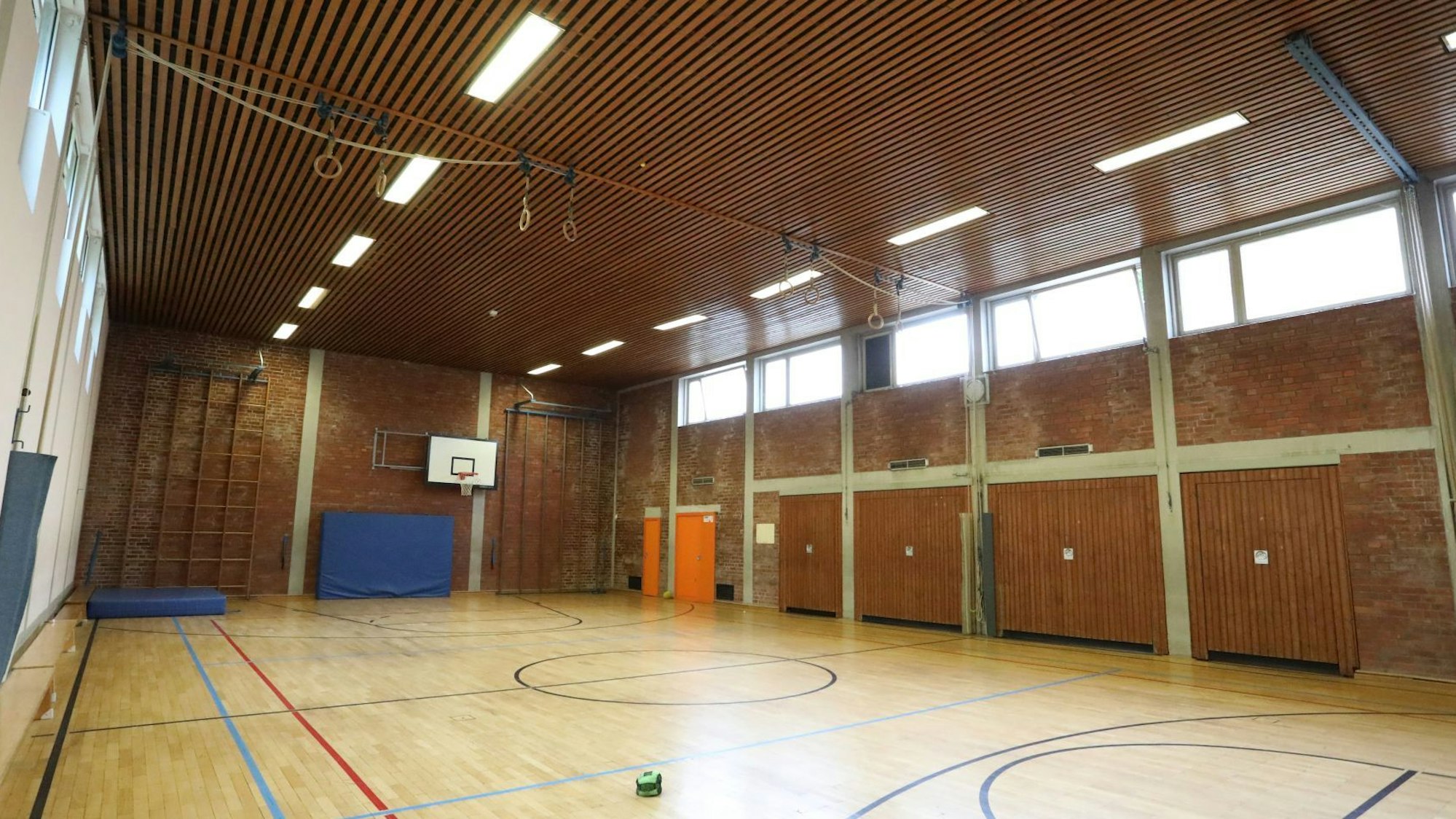 Blick in das Innere einer Schulturnhalle.