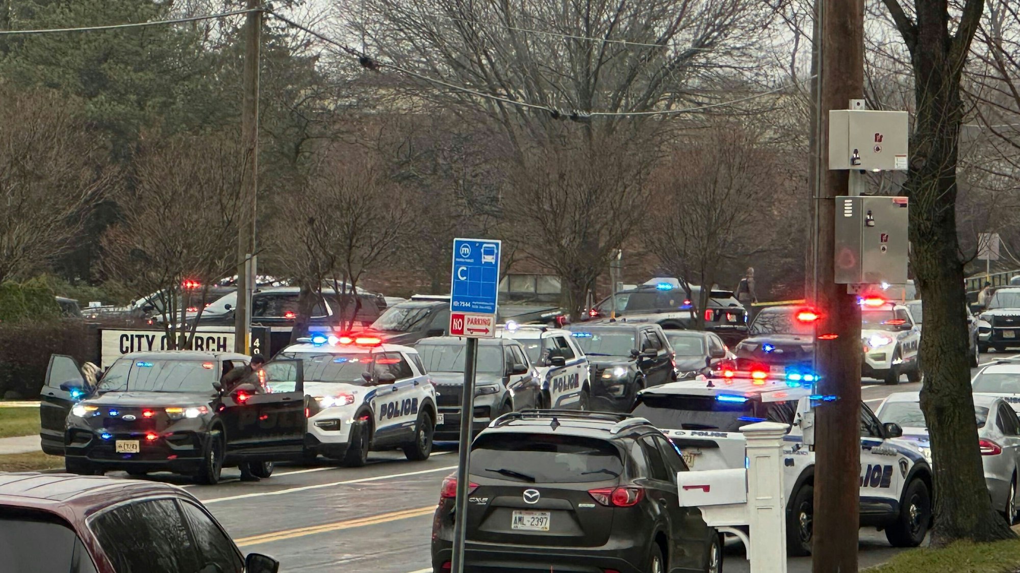 Rettungsfahrzeuge stehen vor der Abundant Life Christian School in Madison, Wisconsin.