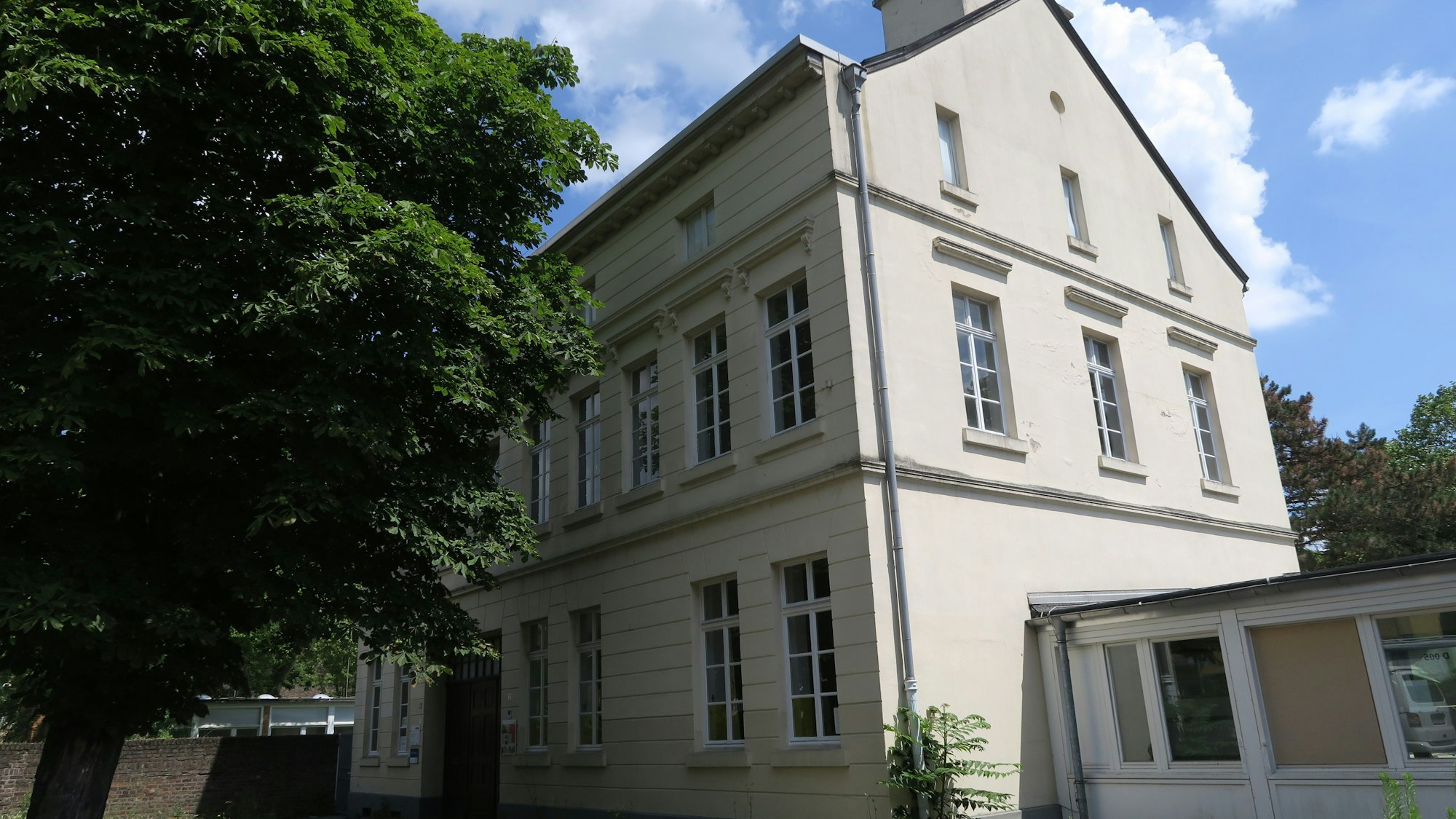 Ein altes weißes Herrenhaus steht an der Rochusstraße.