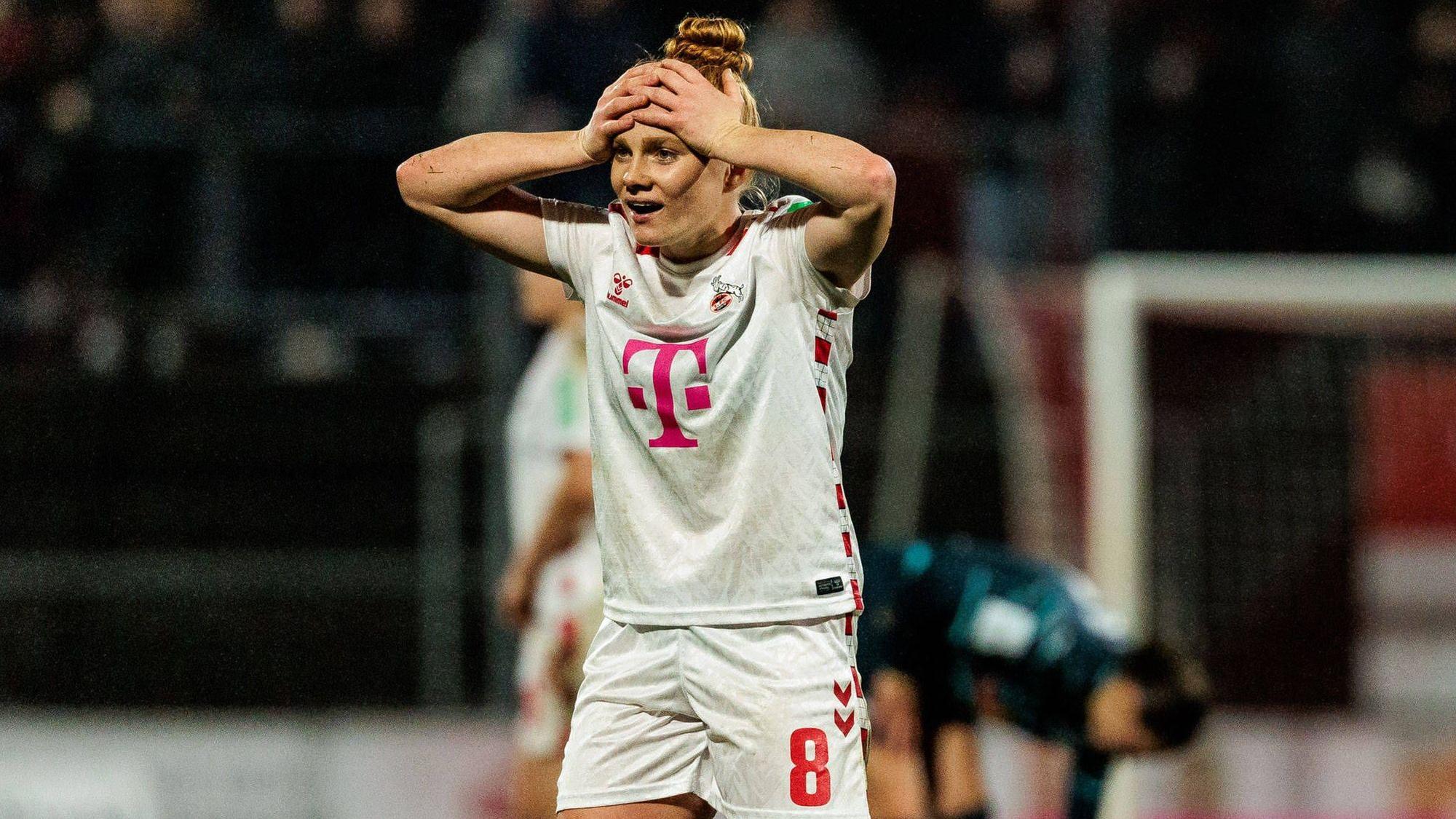 Google Pixel Frauen-Bundesliga: 1. FC Köln - RB Leipzig 16.12.2024 Laura Vogt 1. FC Köln, 8 schlägt fassungslos die Hände über dem Kopf zusammen Google Pixel Frauen-Bundesliga: 1. FC Köln - RB Leipzig, Köln, Franz-Kremer-Stadion am 16.12.2024 DFB REGULATIONS PROHIBIT ANY USE OF PHOTOGRAPHS AS IMAGE SEQUENCES AND/OR QUASI-VIDEO. *** Google Pixel Frauen Bundesliga 1 FC Köln RB Leipzig 16 12 2024 Laura Vogt 1 FC Köln, 8 beats her hands over her head in bewilderment Google Pixel Frauen Bundesliga 1 FC Köln RB Leipzig, Köln, Franz Kremer Stadion am 16 12 2024 DFB REGULATIONS PROHIBIT ANY USE OF PHOTOGRAPHS AS IMAGE SEQUENCES AND OR QUASI VIDEO Copyright: xBEAUTIFULxSPORTS/Wunderlx
